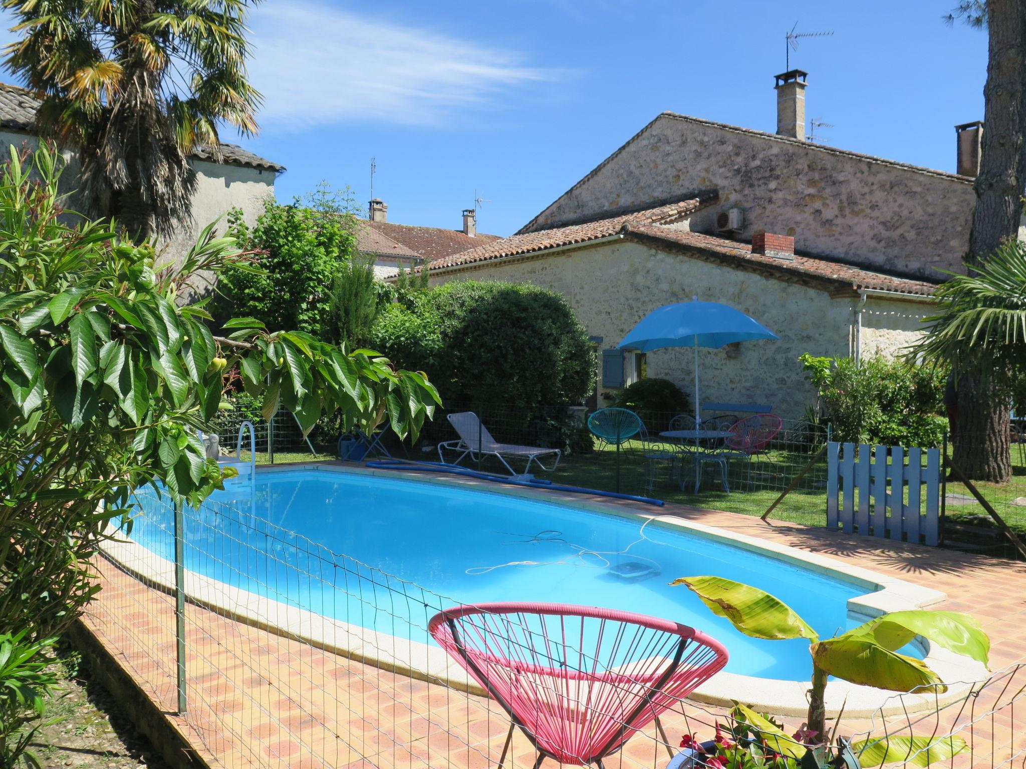 Photo 1 - Maison de 1 chambre à Sauvagnas avec piscine privée et jardin