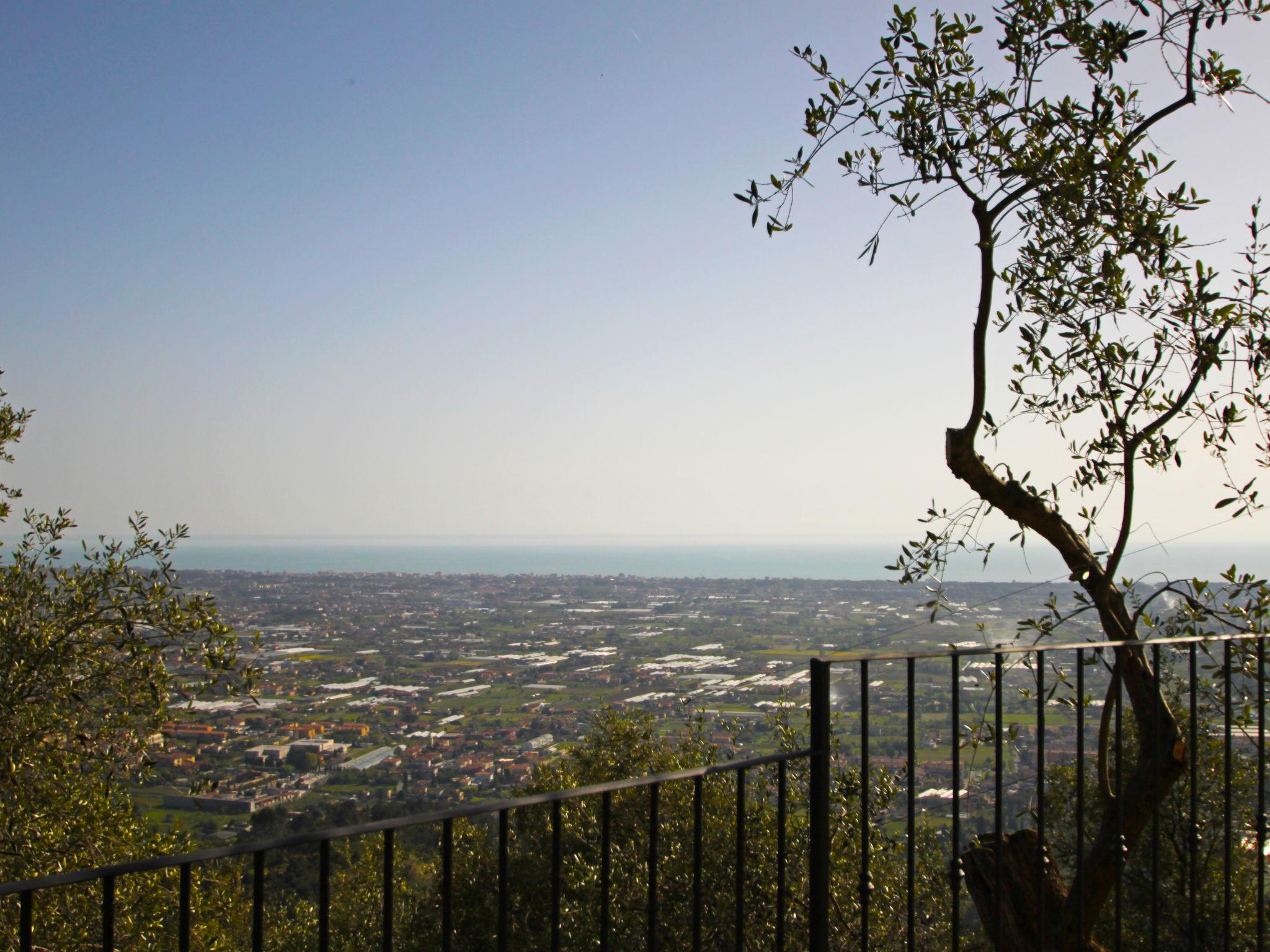 Photo 46 - 2 bedroom House in Camaiore with garden and terrace