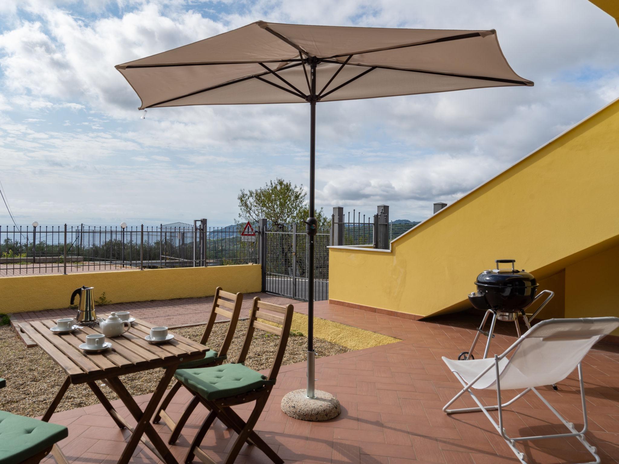 Foto 3 - Appartamento con 2 camere da letto a San Bartolomeo al Mare con giardino e vista mare