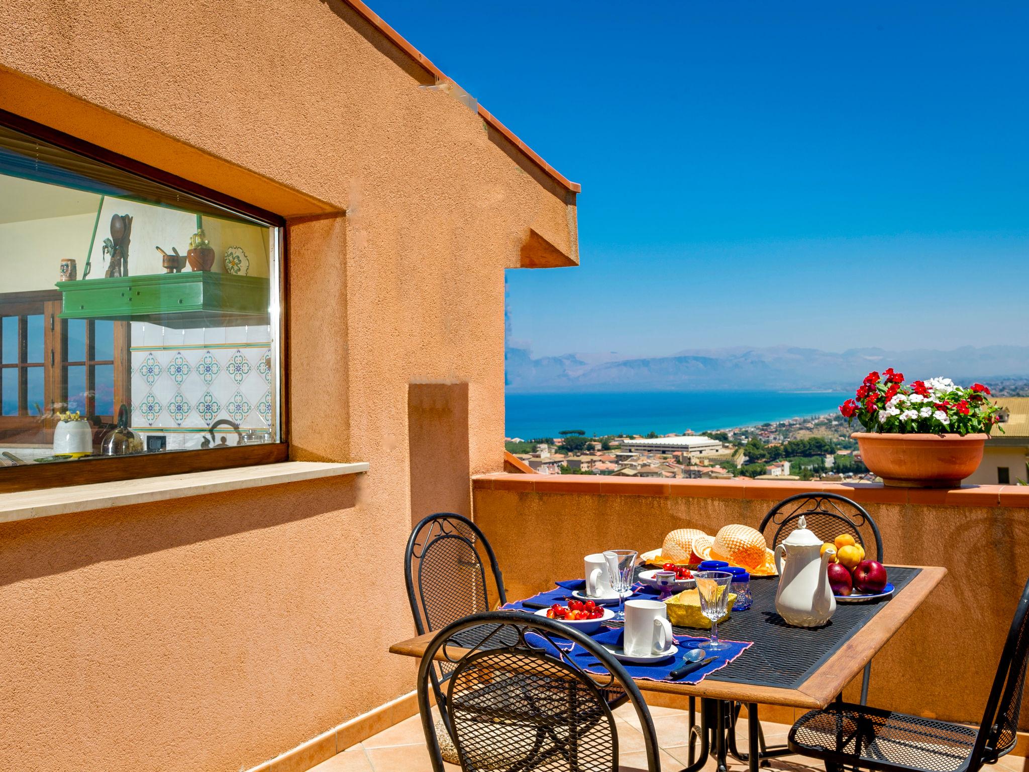 Foto 1 - Apartamento de 3 habitaciones en Castellammare del Golfo con piscina y vistas al mar