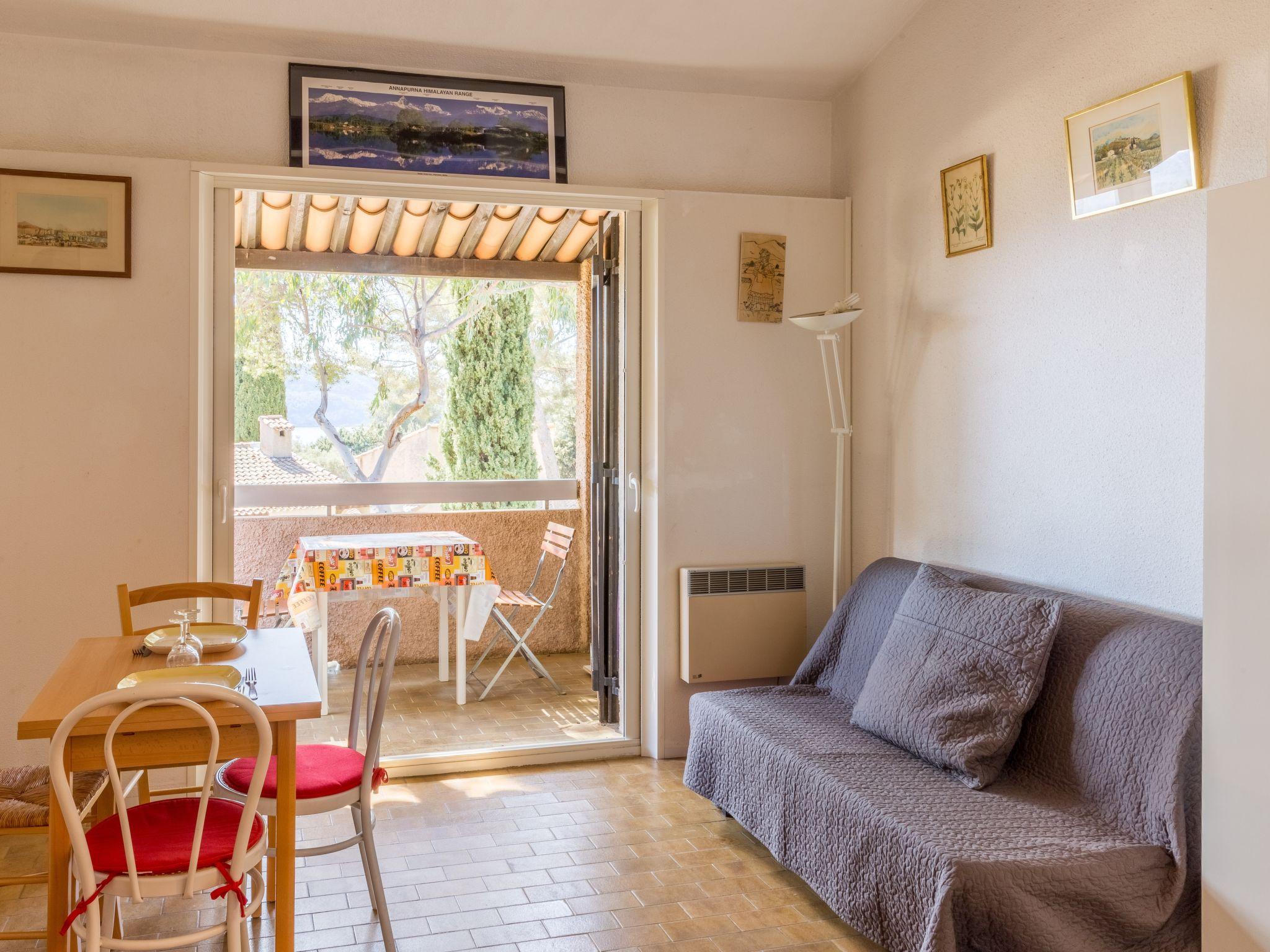 Photo 3 - Apartment in Saint-Cyr-sur-Mer with terrace and sea view