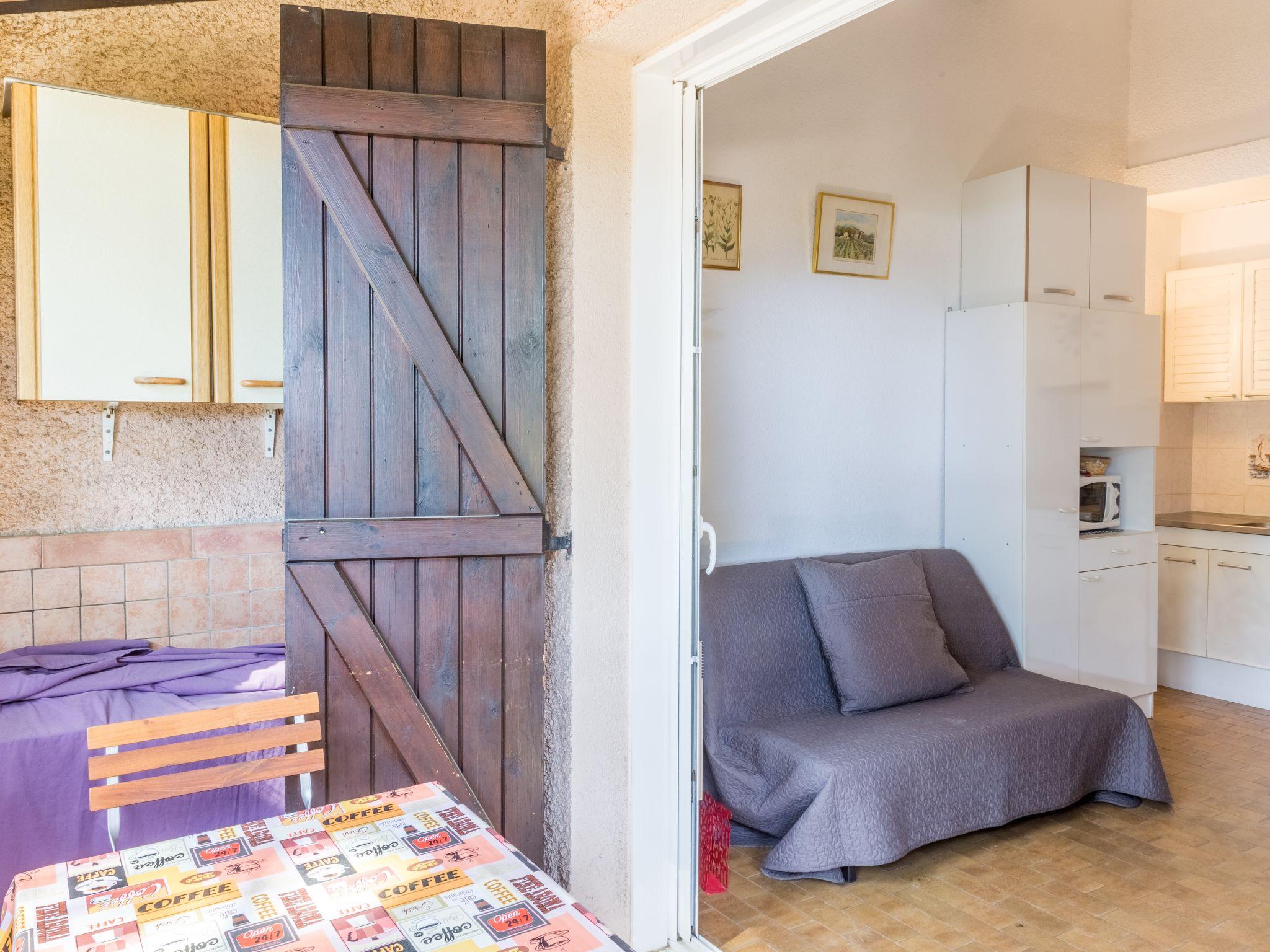 Photo 9 - Apartment in Saint-Cyr-sur-Mer with terrace and sea view