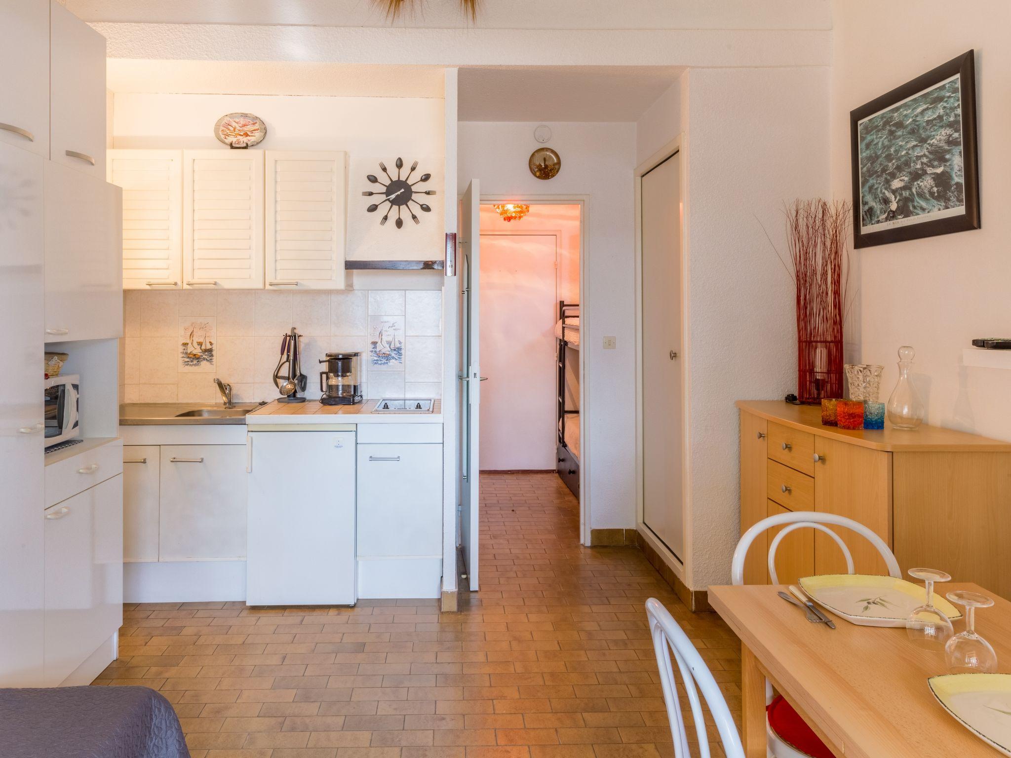 Photo 7 - Apartment in Saint-Cyr-sur-Mer with terrace and sea view