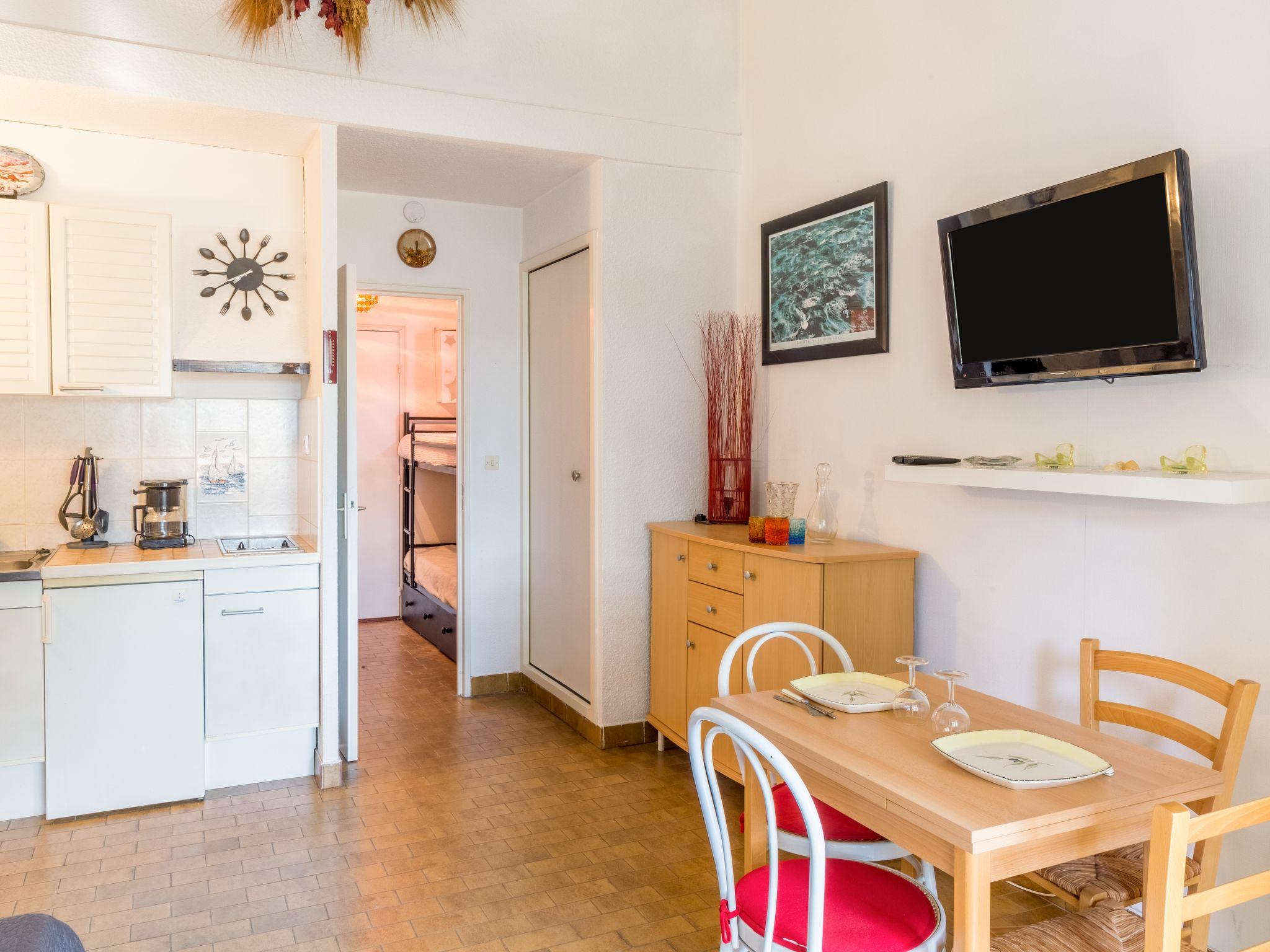 Photo 4 - Apartment in Saint-Cyr-sur-Mer with terrace and sea view