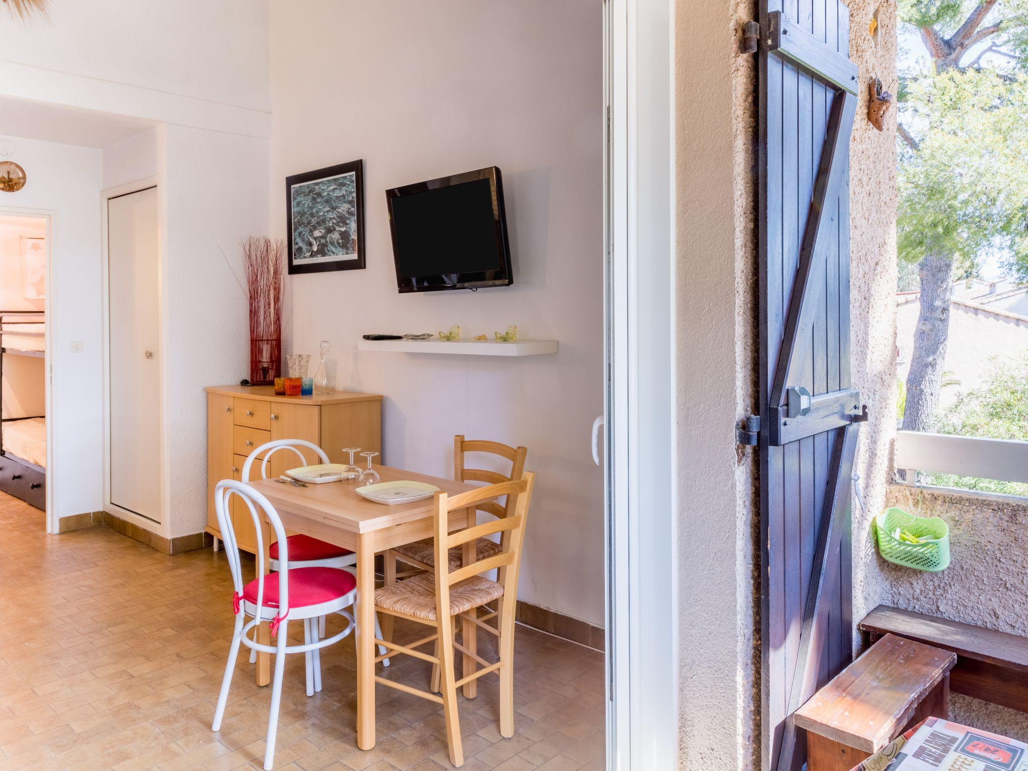 Photo 11 - Apartment in Saint-Cyr-sur-Mer with terrace and sea view