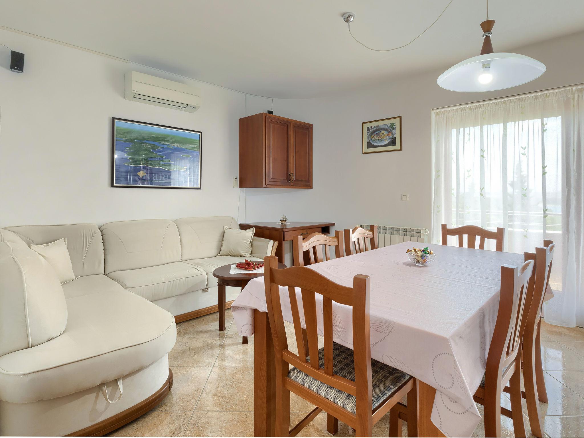 Photo 6 - 2 bedroom Apartment in Medulin with terrace and hot tub