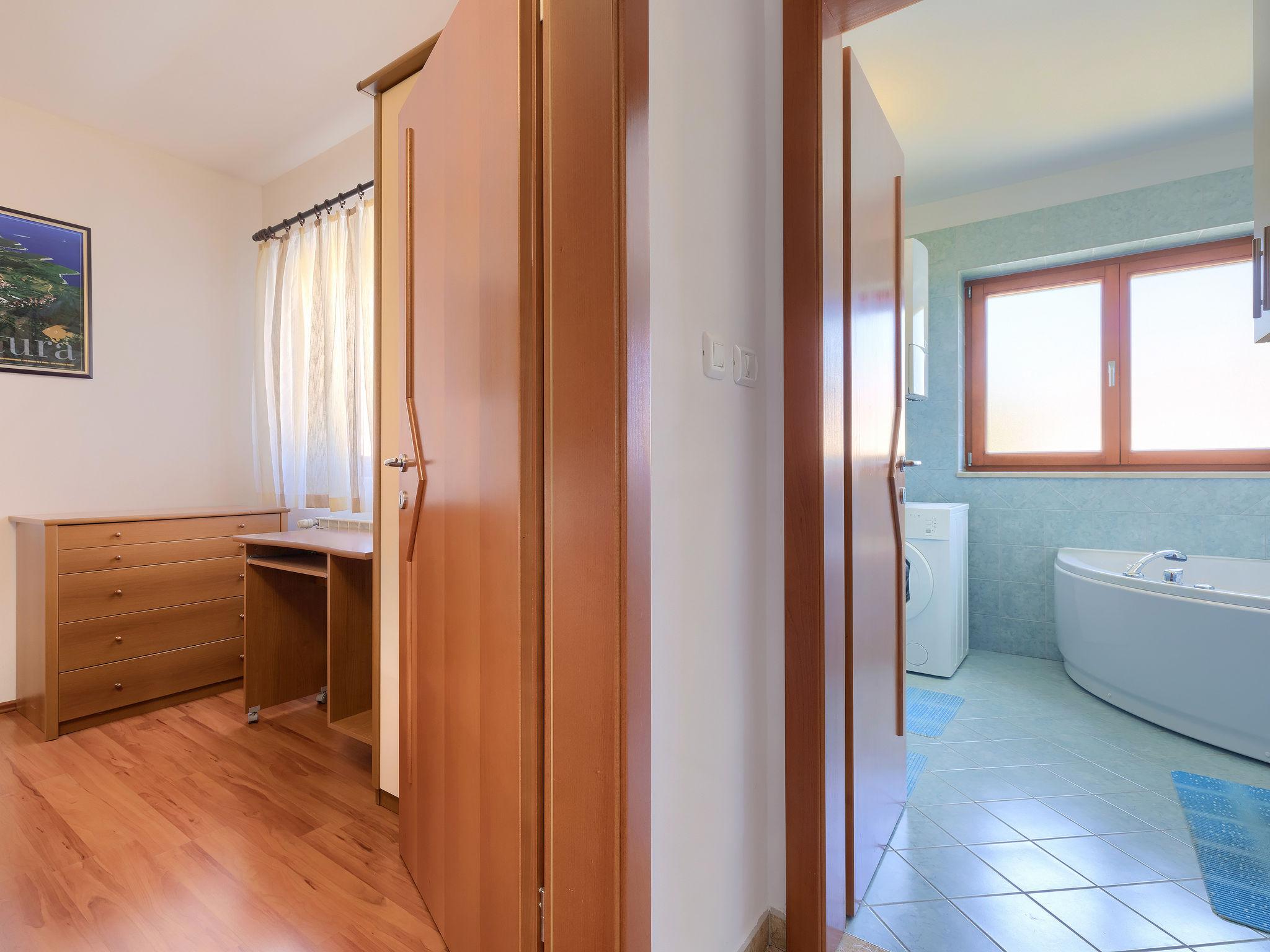 Foto 20 - Apartamento de 2 habitaciones en Medulin con terraza y bañera de hidromasaje