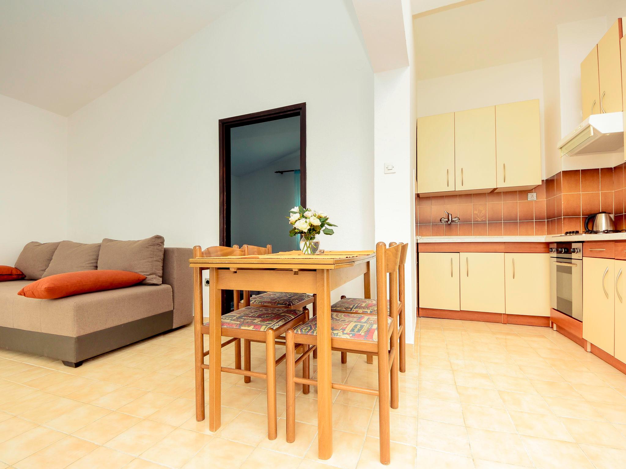 Foto 2 - Appartamento con 1 camera da letto a Pakoštane con terrazza