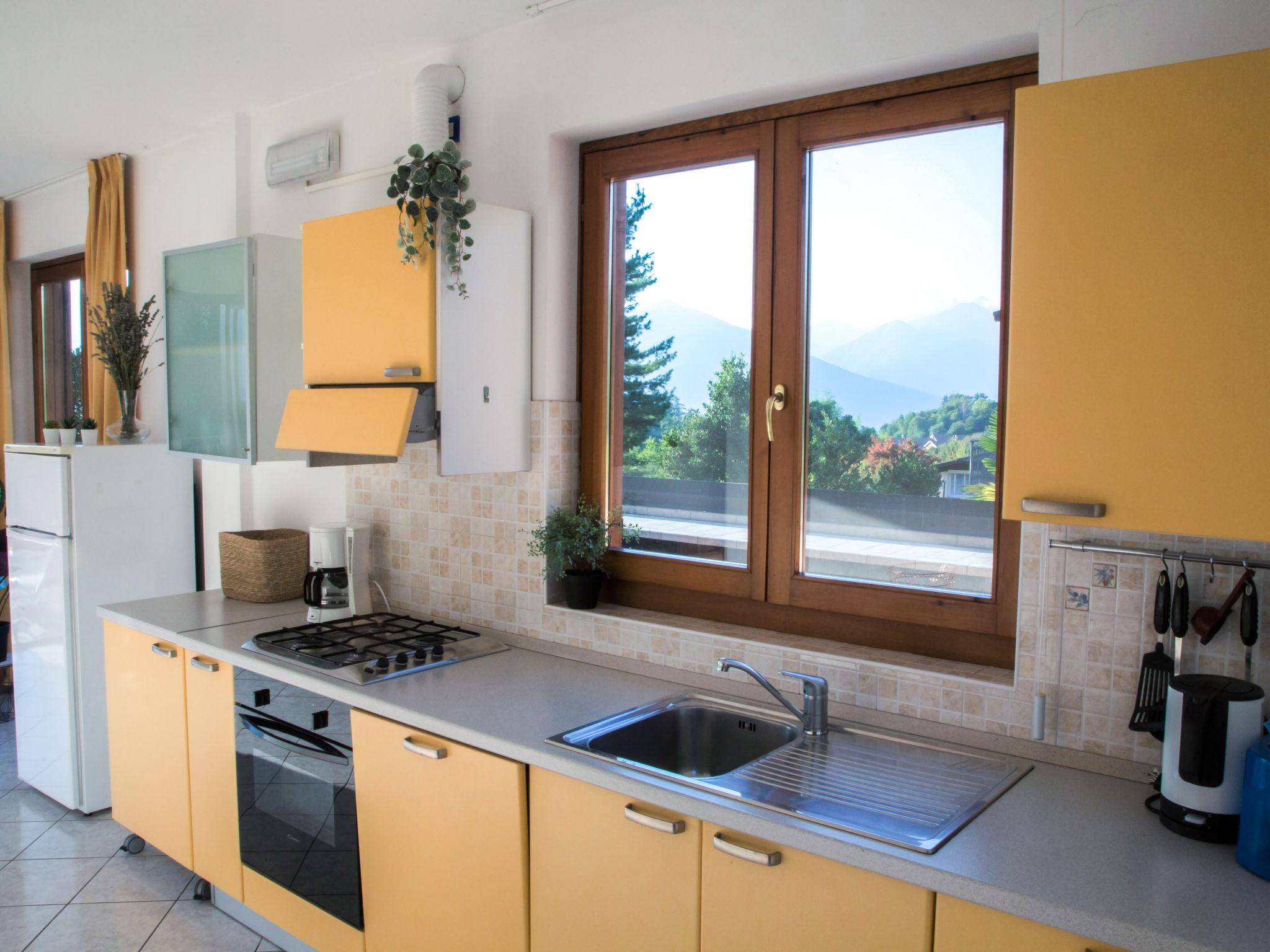 Foto 9 - Apartamento de 2 quartos em Luino com piscina e vista para a montanha