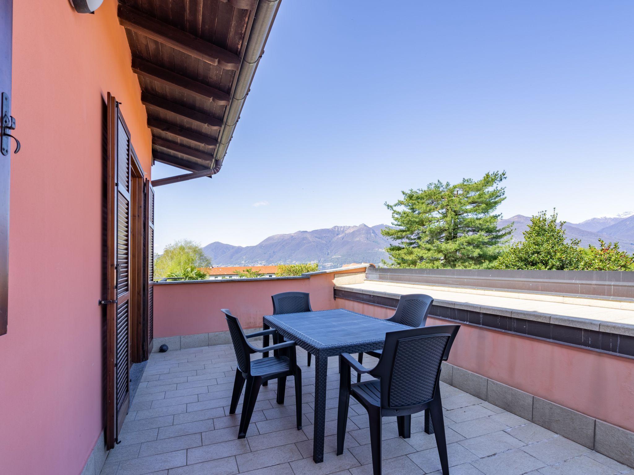 Photo 18 - Appartement de 2 chambres à Luino avec piscine et jardin