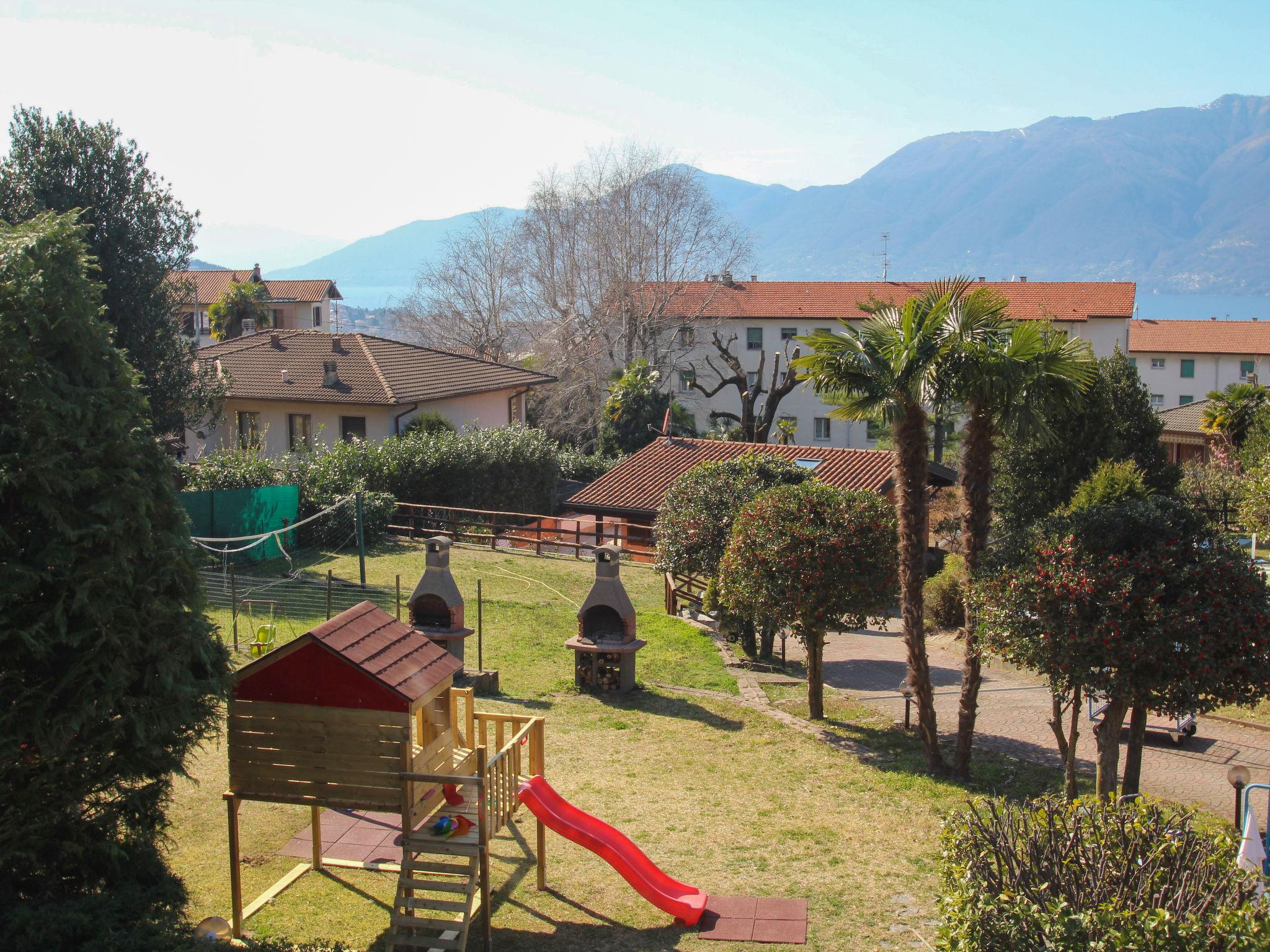 Foto 16 - Apartamento de 2 habitaciones en Luino con piscina y vistas a la montaña