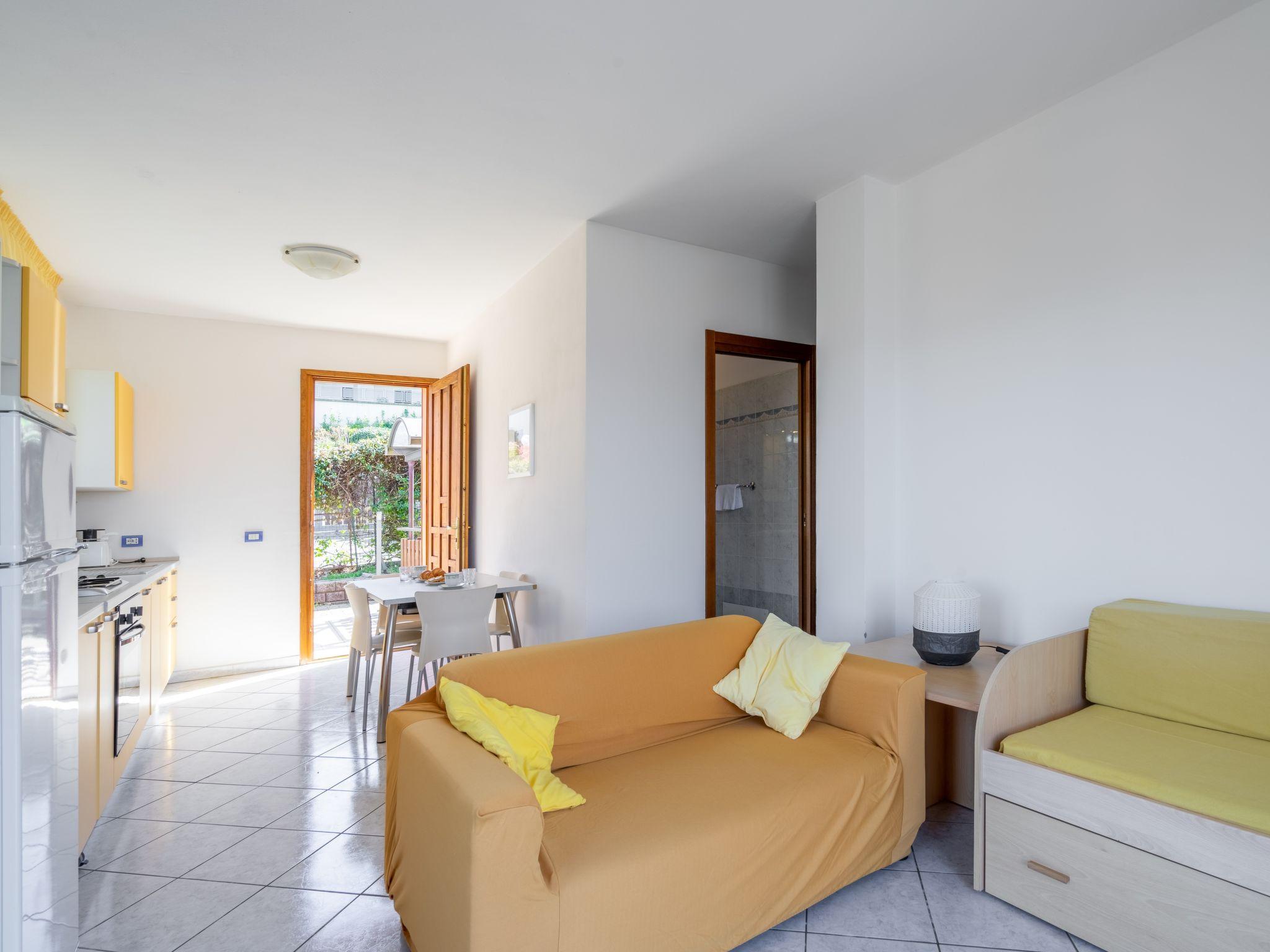 Foto 7 - Apartamento de 2 quartos em Luino com piscina e jardim