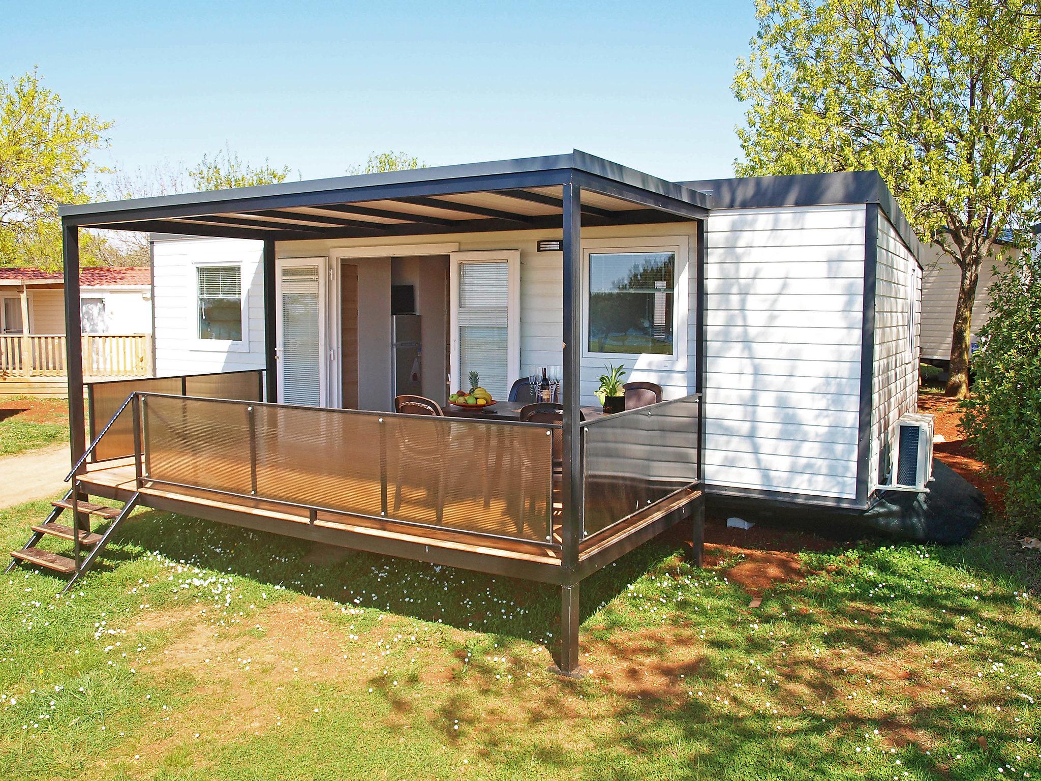 Photo 6 - Maison de 2 chambres à Brtonigla avec piscine et jardin