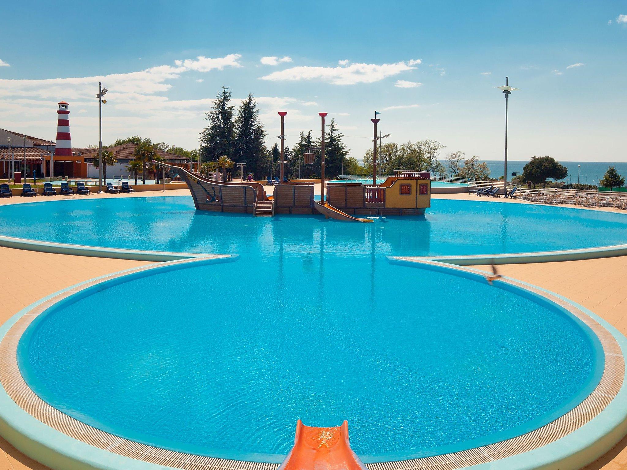 Photo 1 - Maison de 2 chambres à Brtonigla avec piscine et vues à la mer