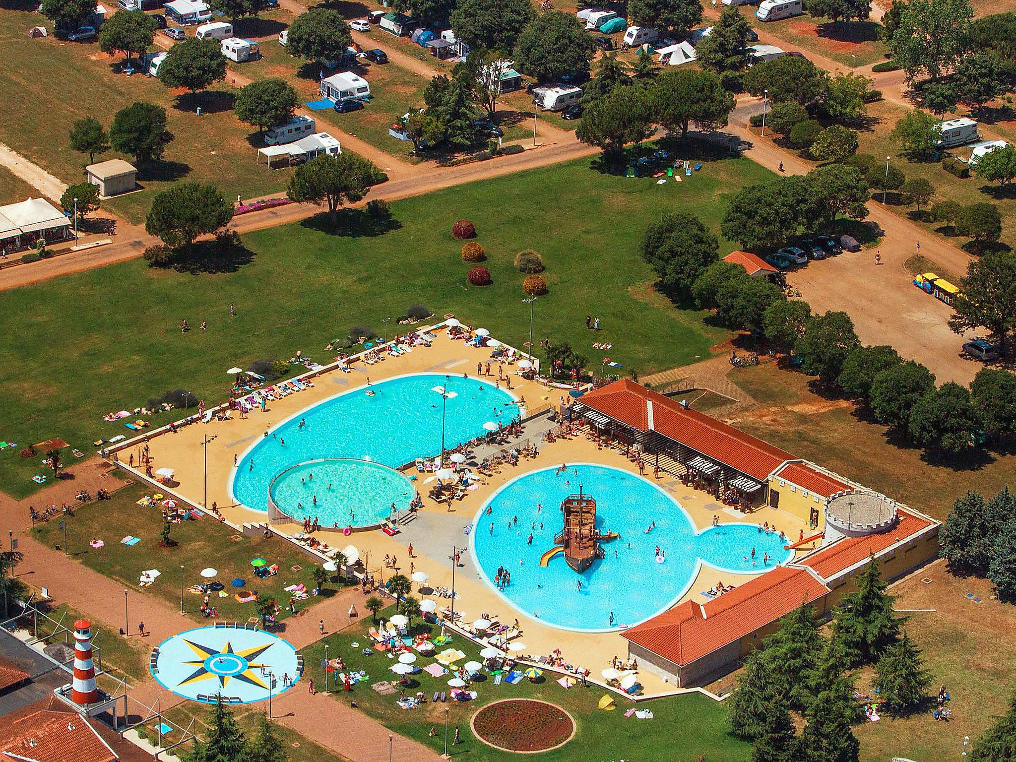 Photo 4 - Maison de 2 chambres à Brtonigla avec piscine et jardin