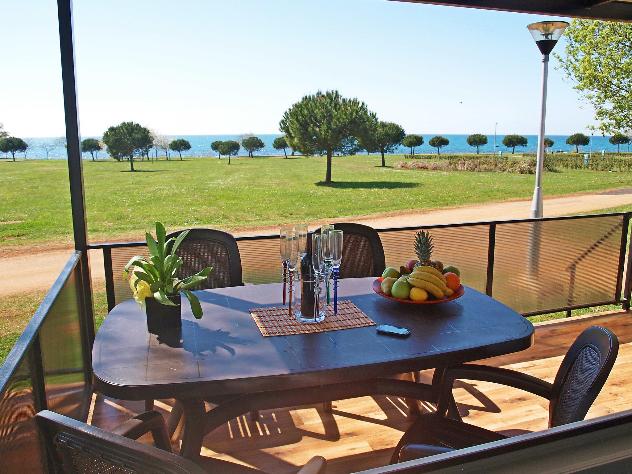 Photo 2 - Maison de 2 chambres à Brtonigla avec piscine et vues à la mer