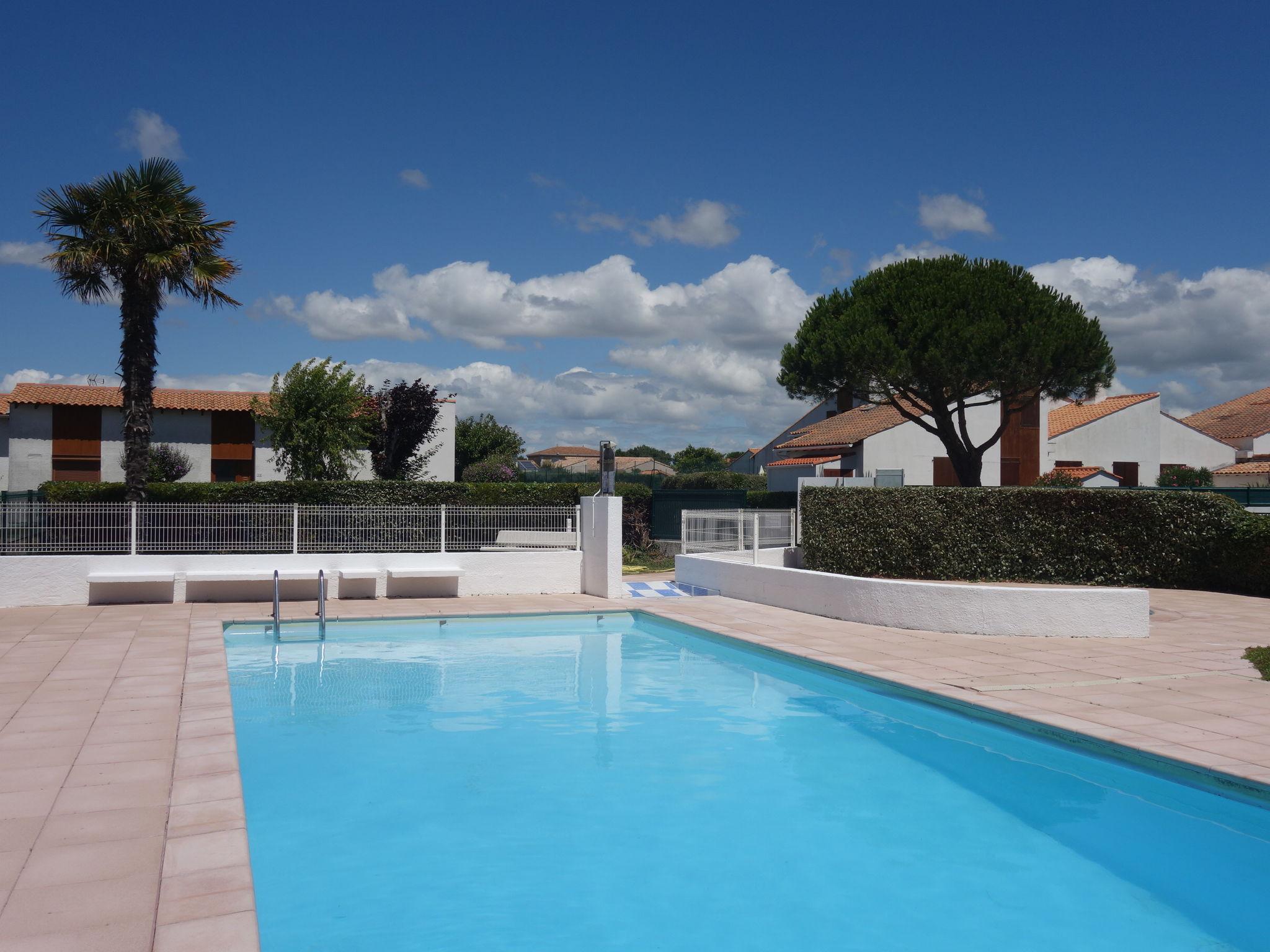 Foto 1 - Casa de 1 quarto em Saint-Palais-sur-Mer com piscina e vistas do mar