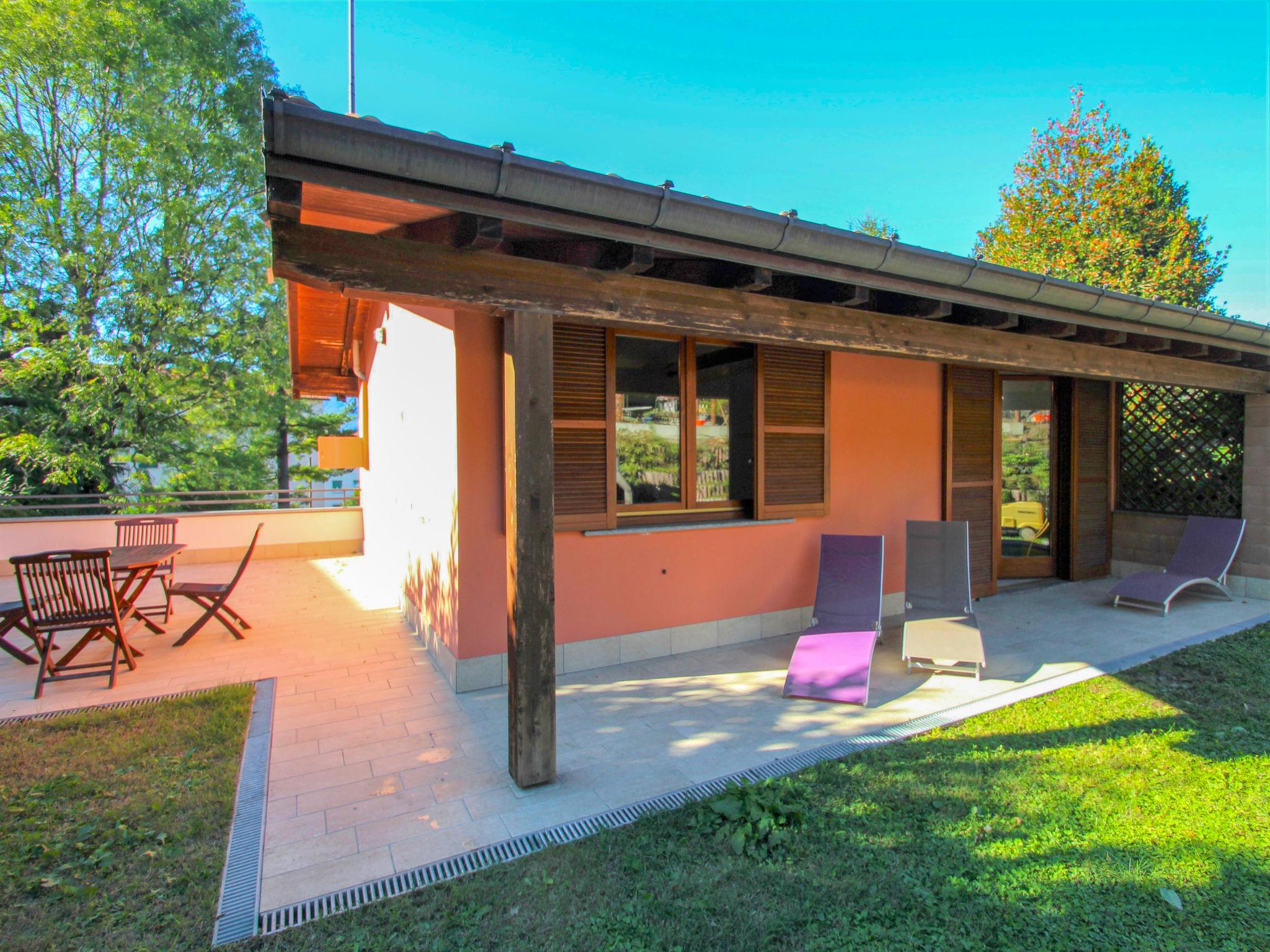 Foto 1 - Casa de 2 habitaciones en Luino con piscina y vistas a la montaña