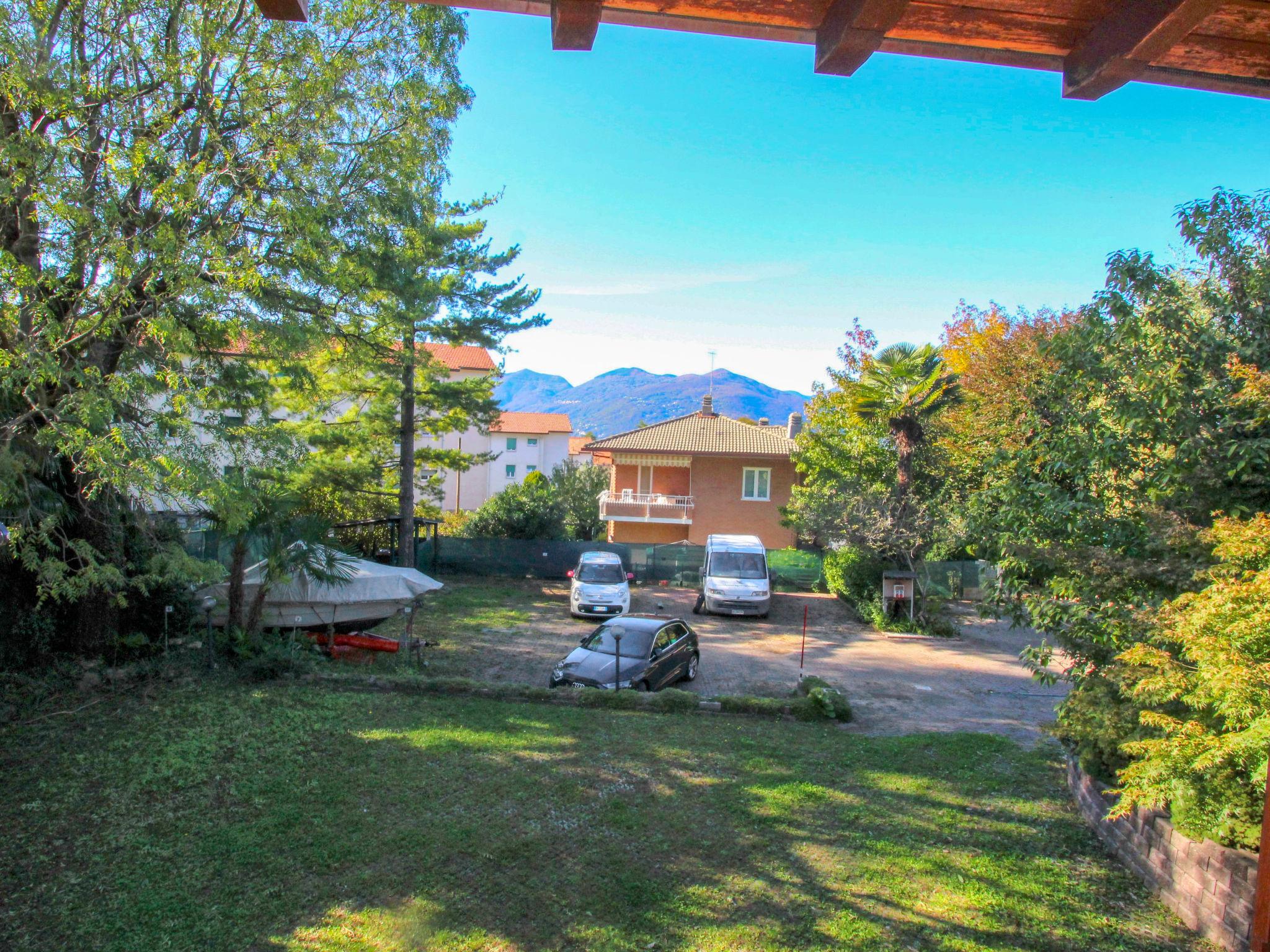 Photo 17 - 2 bedroom House in Luino with swimming pool and mountain view