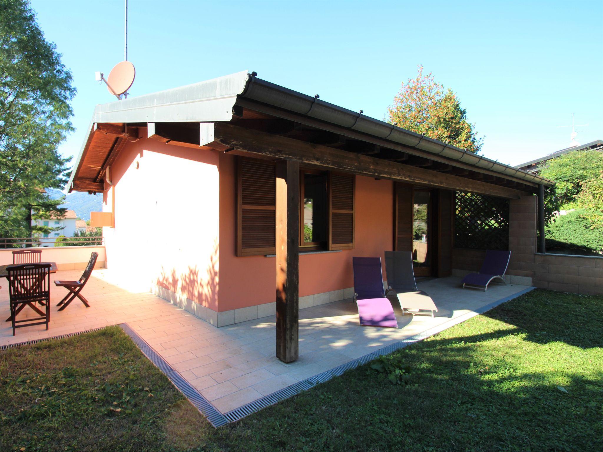 Photo 20 - 2 bedroom House in Luino with swimming pool and mountain view