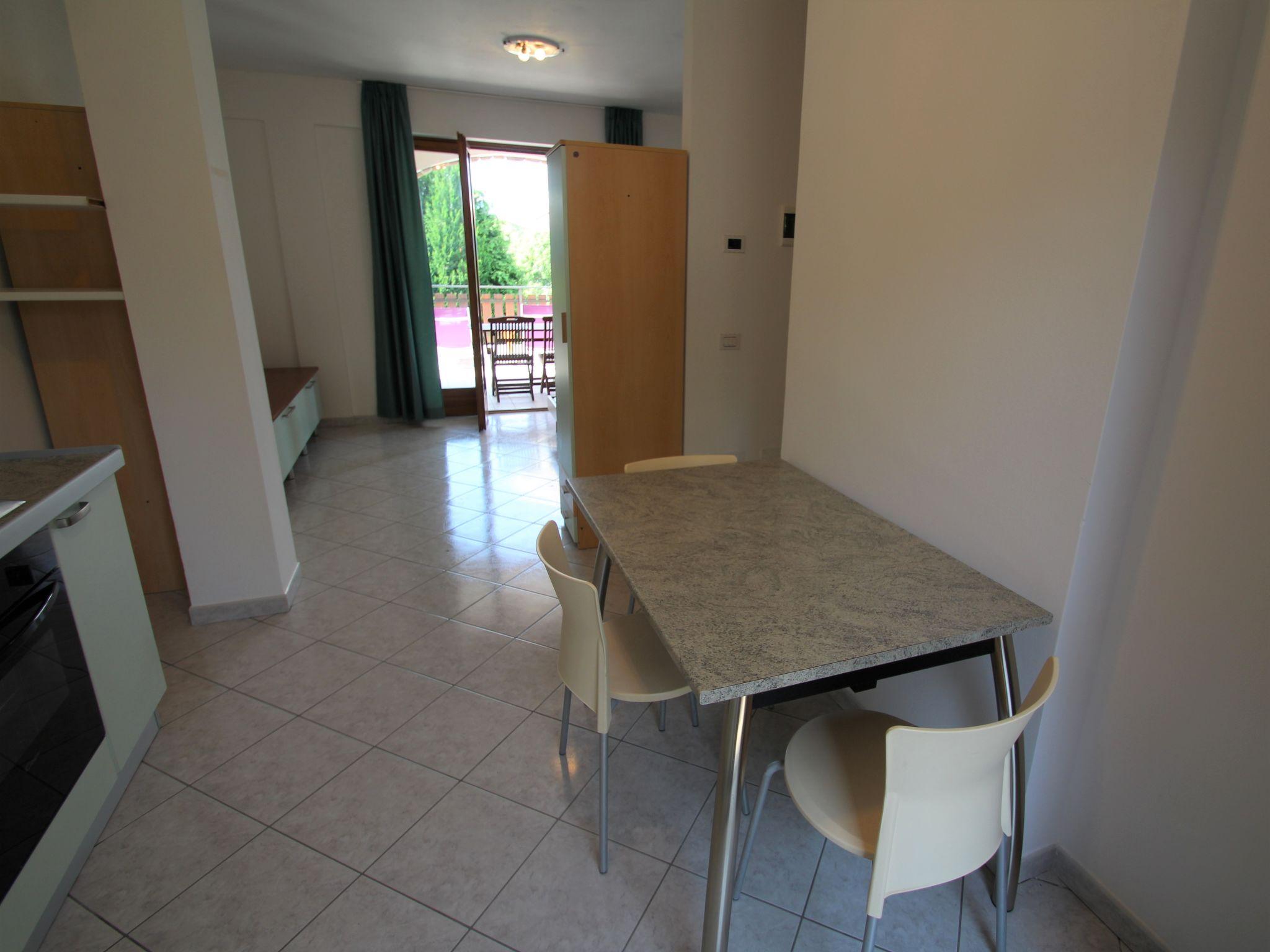 Foto 9 - Apartamento em Luino com piscina e jardim