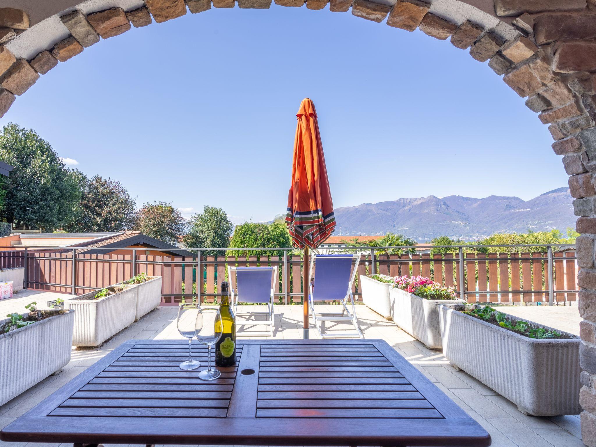 Photo 5 - Apartment in Luino with swimming pool and mountain view