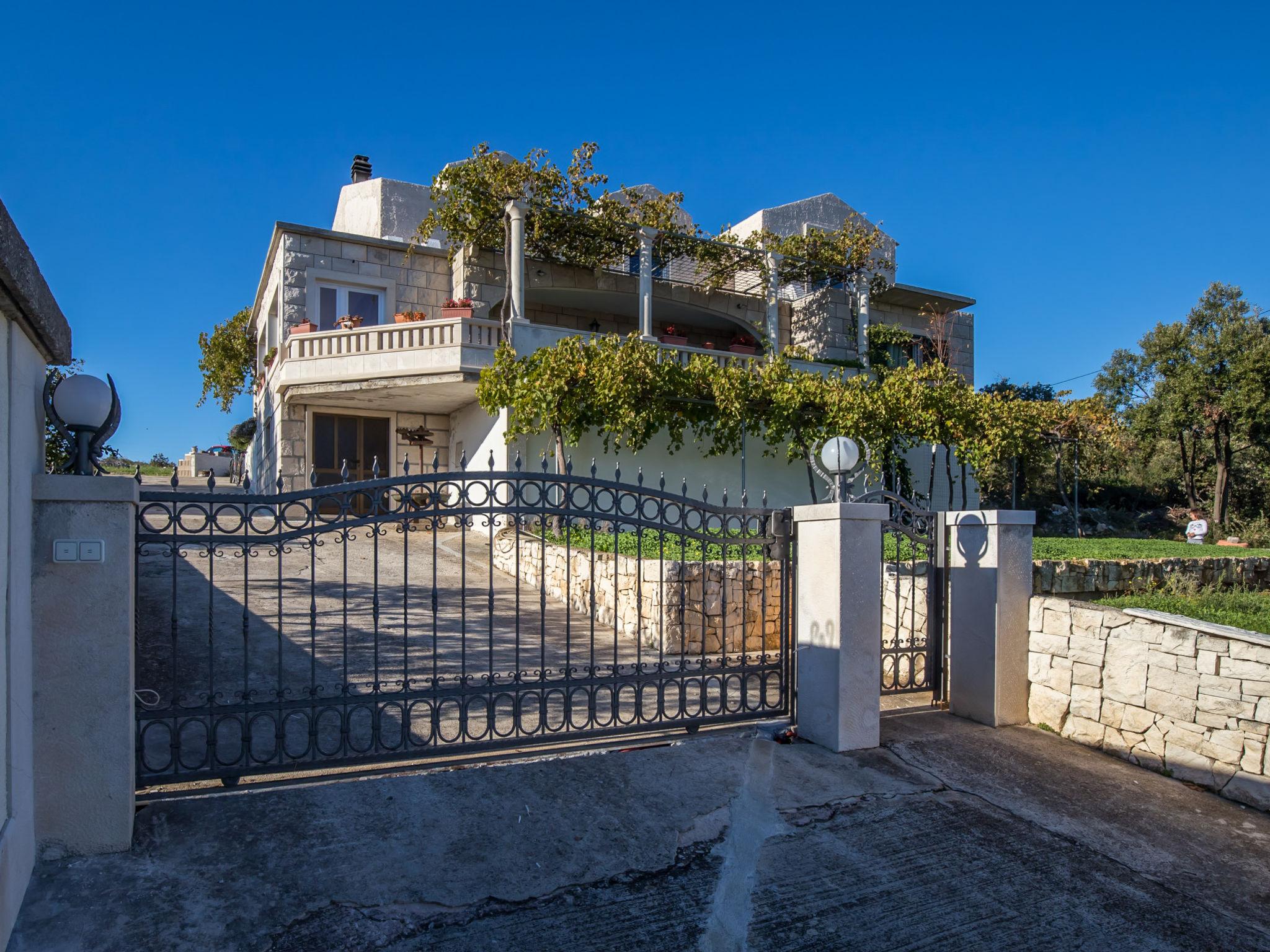 Foto 3 - Casa de 3 quartos em Selca com piscina privada e vistas do mar