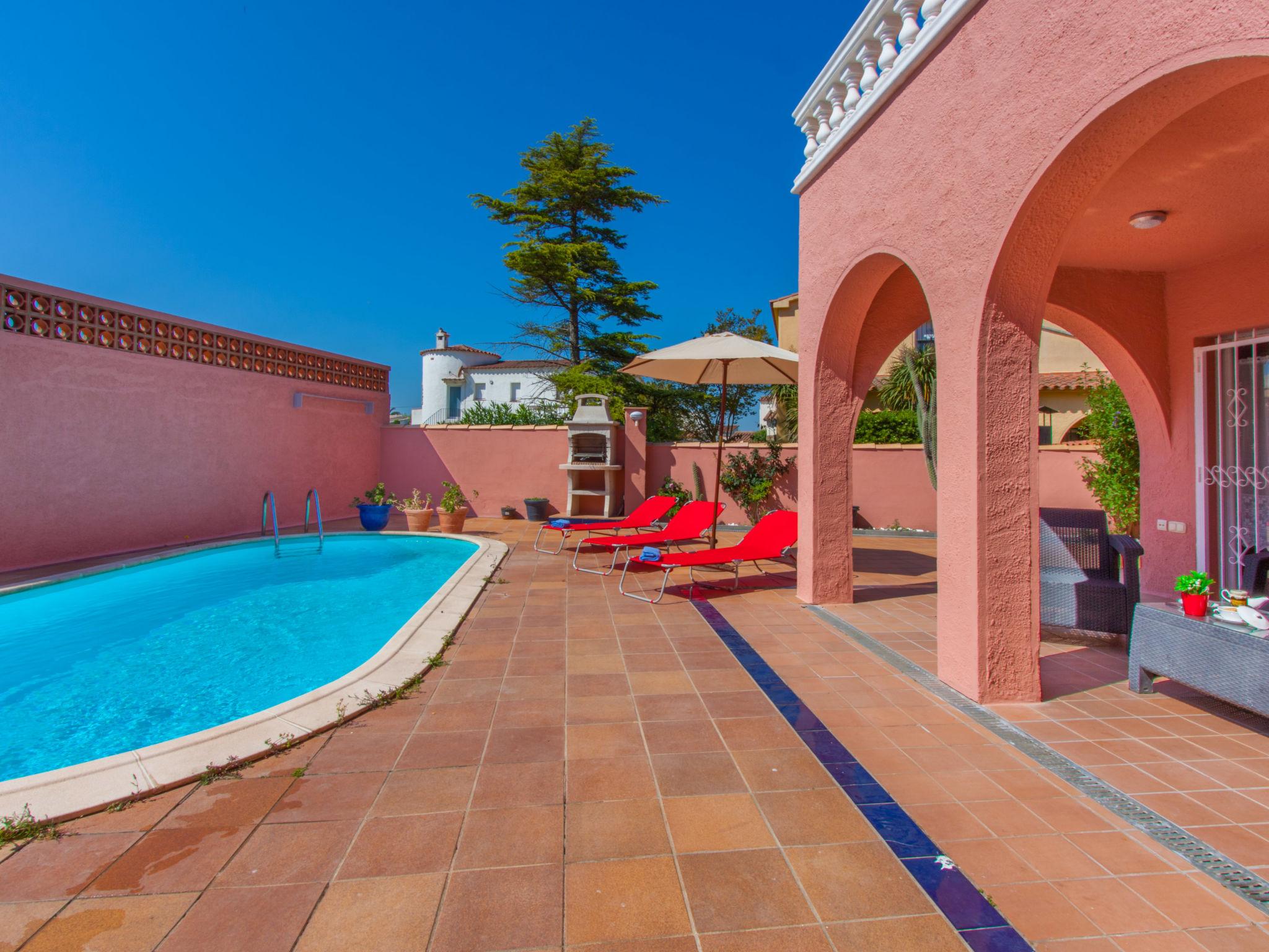 Photo 22 - Maison de 4 chambres à Castelló d'Empúries avec piscine privée et vues à la mer