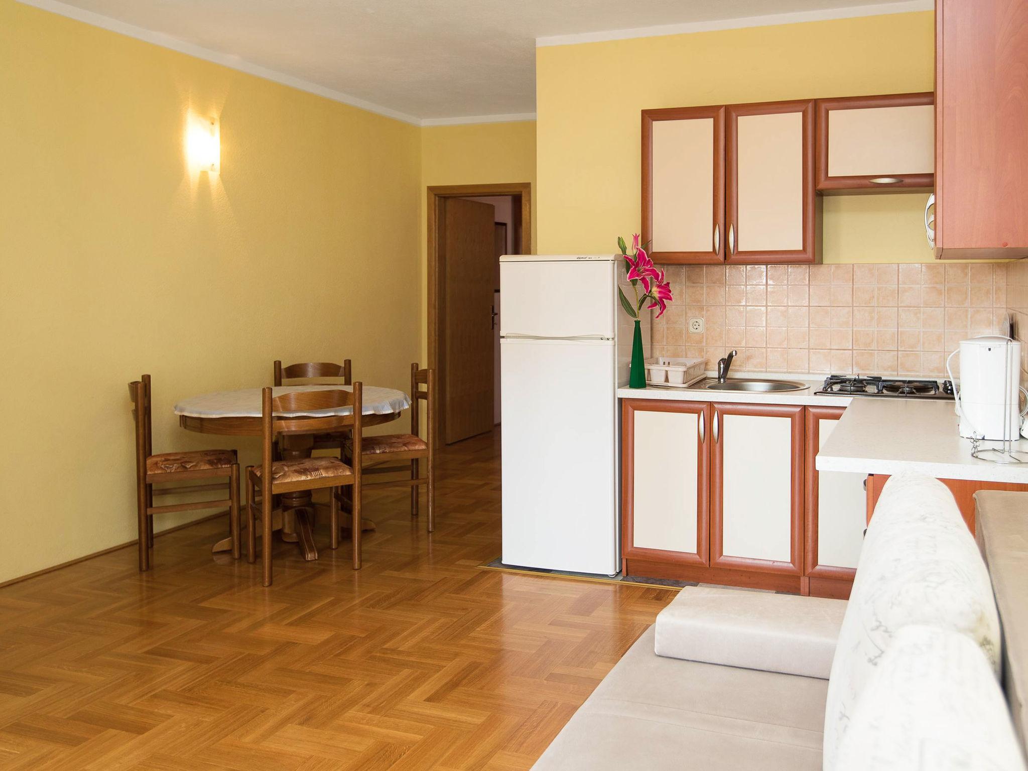 Foto 4 - Apartamento de 1 quarto em Crikvenica com jardim e vistas do mar