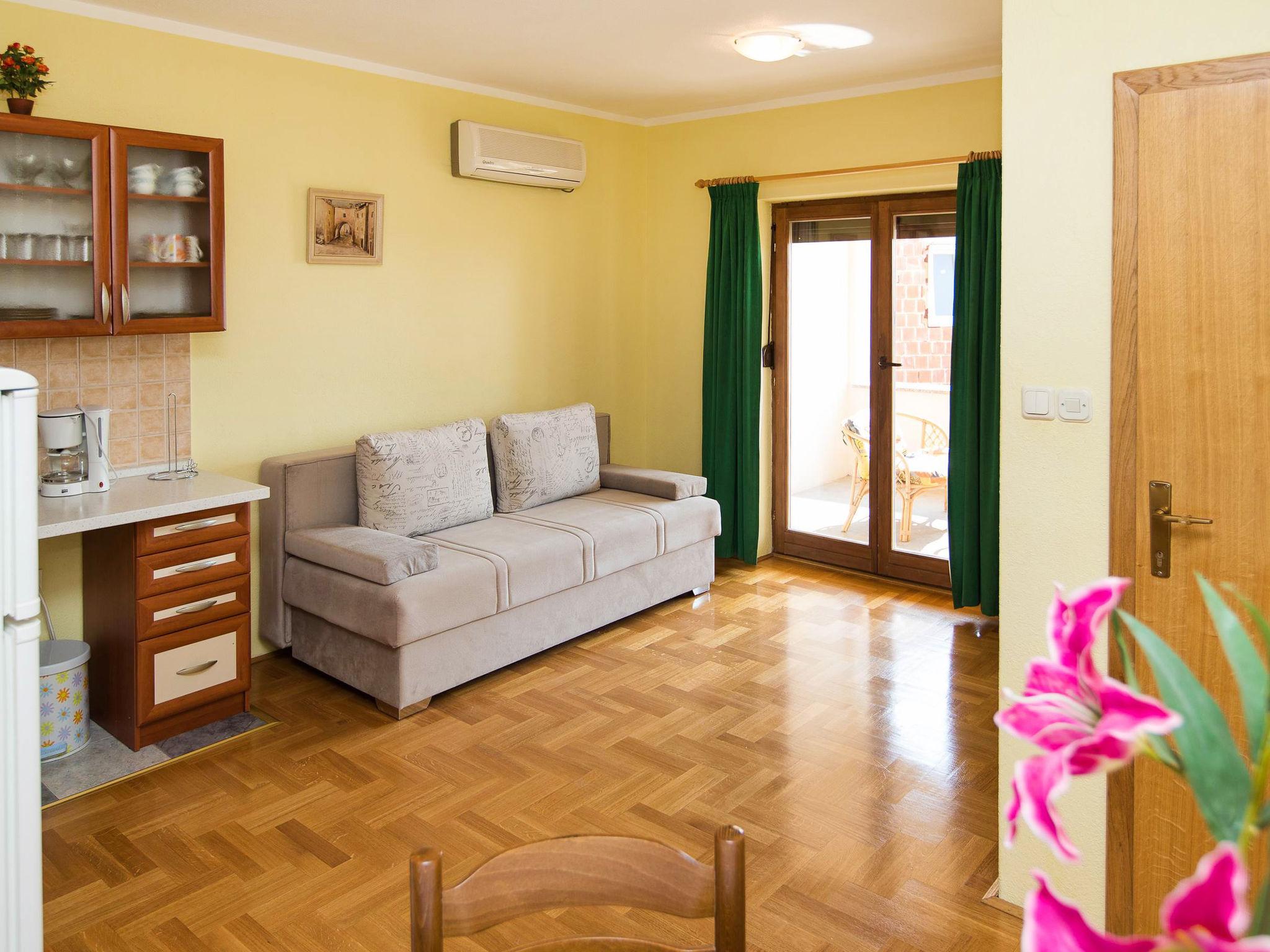 Foto 6 - Apartamento de 1 quarto em Crikvenica com jardim e vistas do mar