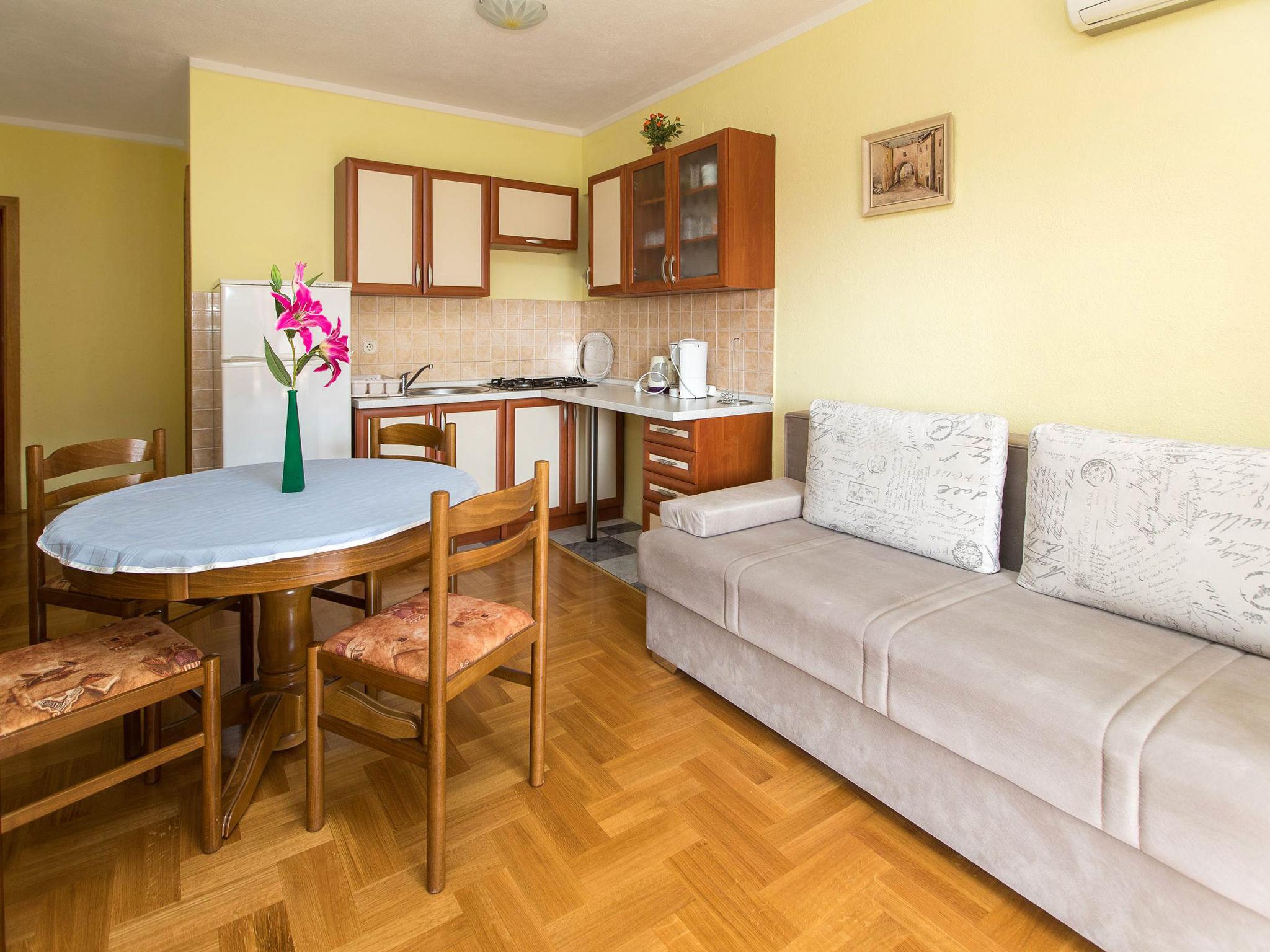 Foto 2 - Apartamento de 1 habitación en Crikvenica con jardín y vistas al mar