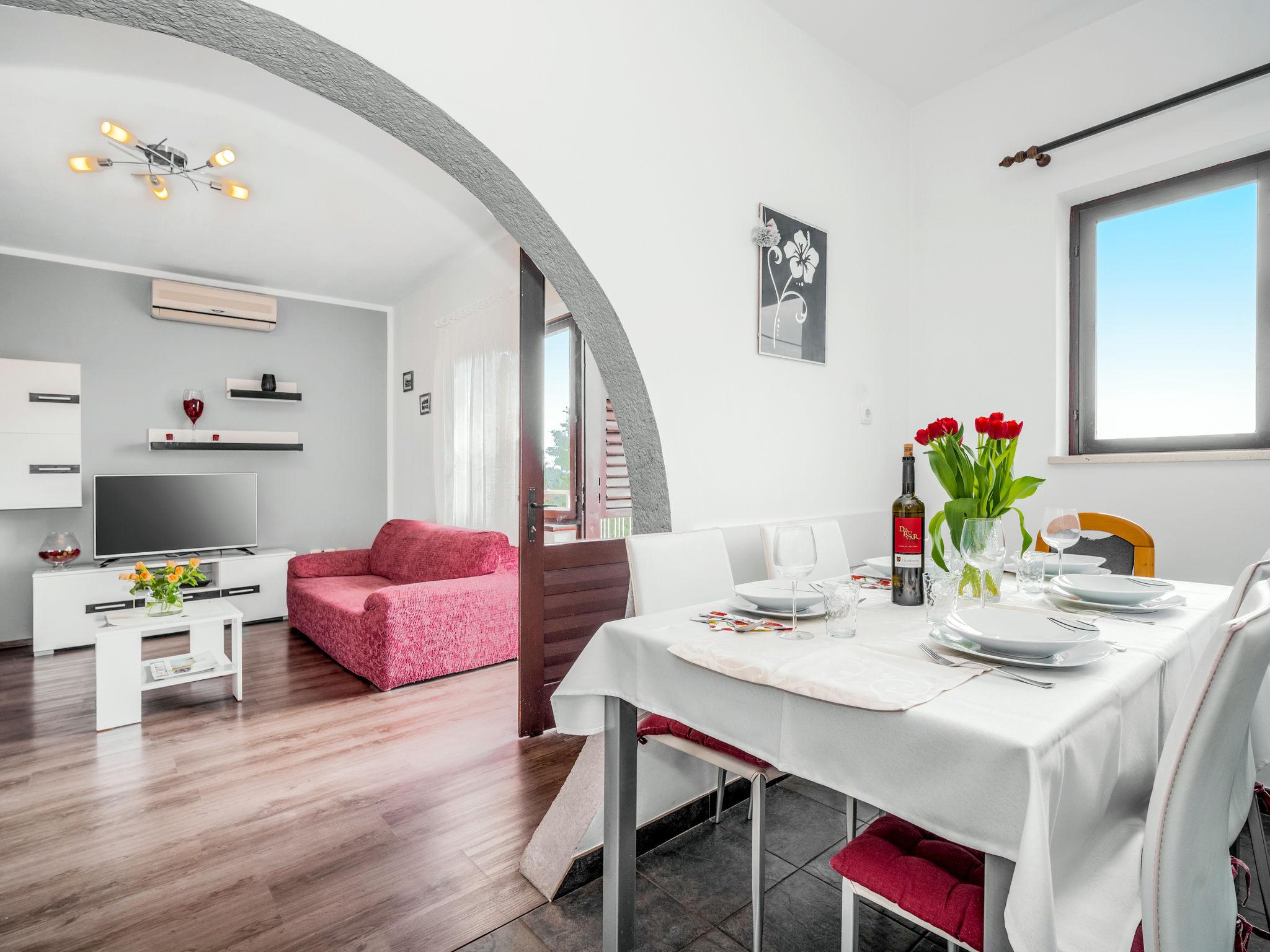 Foto 9 - Apartamento de 2 quartos em Novi Vinodolski com jardim