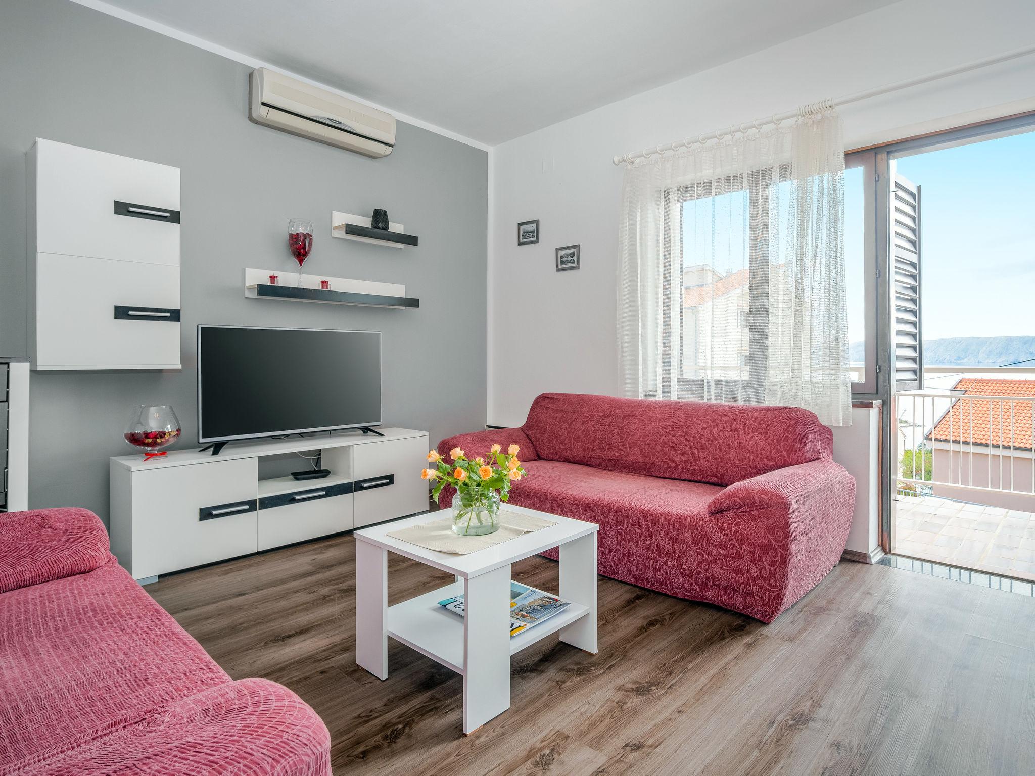 Foto 1 - Apartamento de 2 quartos em Novi Vinodolski com jardim e vistas do mar