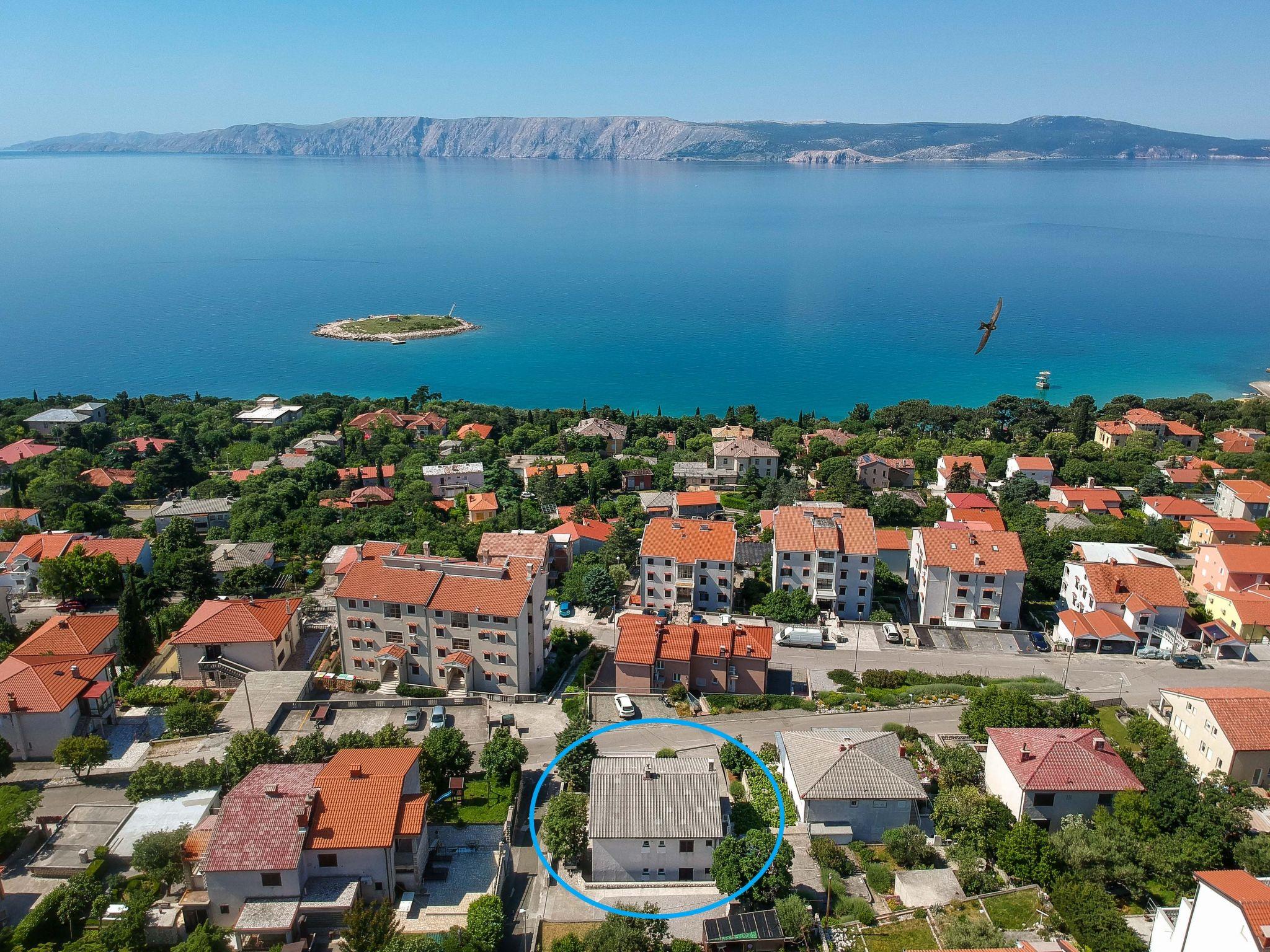 Photo 1 - Appartement de 2 chambres à Novi Vinodolski avec jardin et vues à la mer