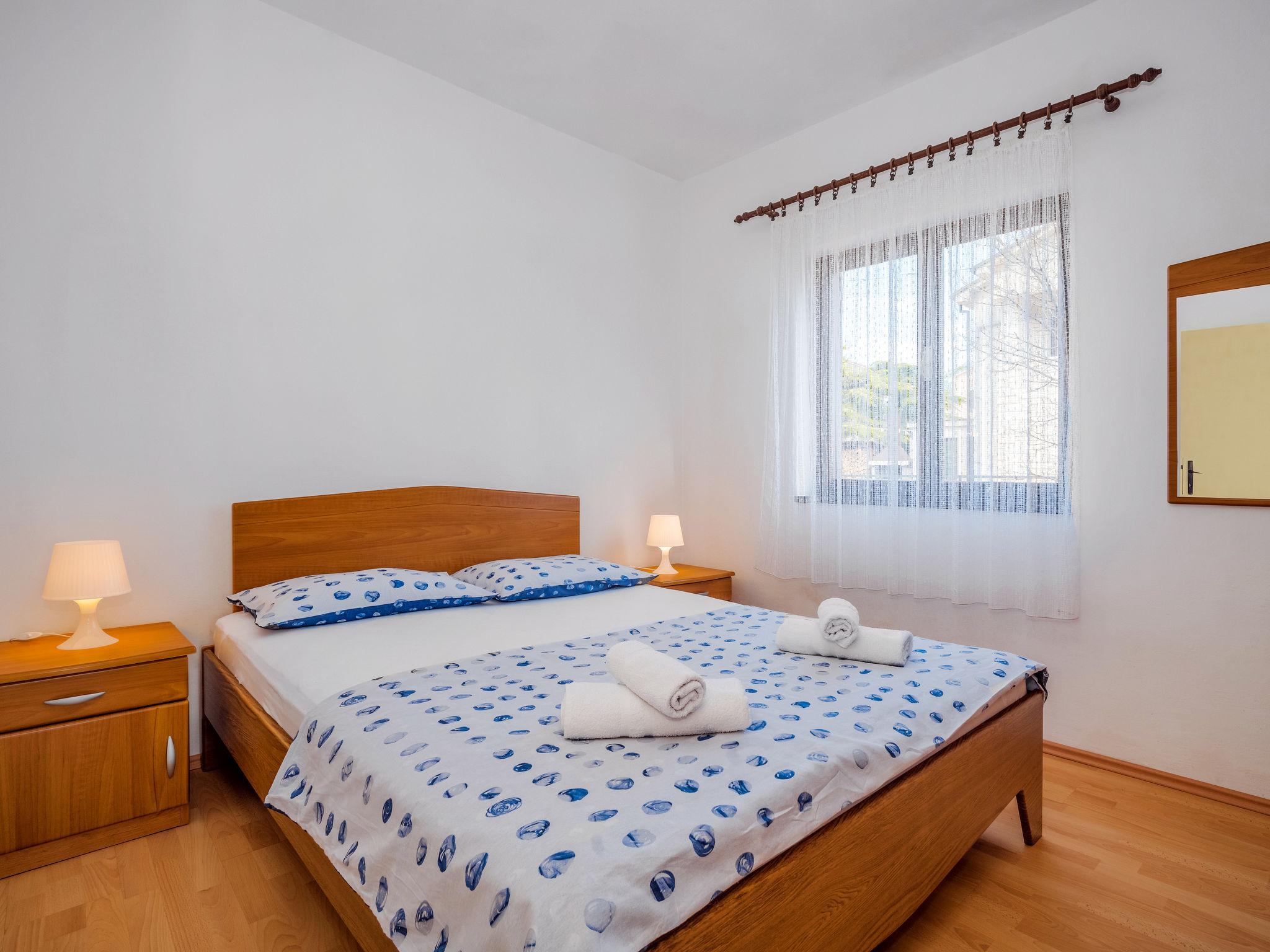 Foto 10 - Appartamento con 2 camere da letto a Novi Vinodolski con giardino e vista mare