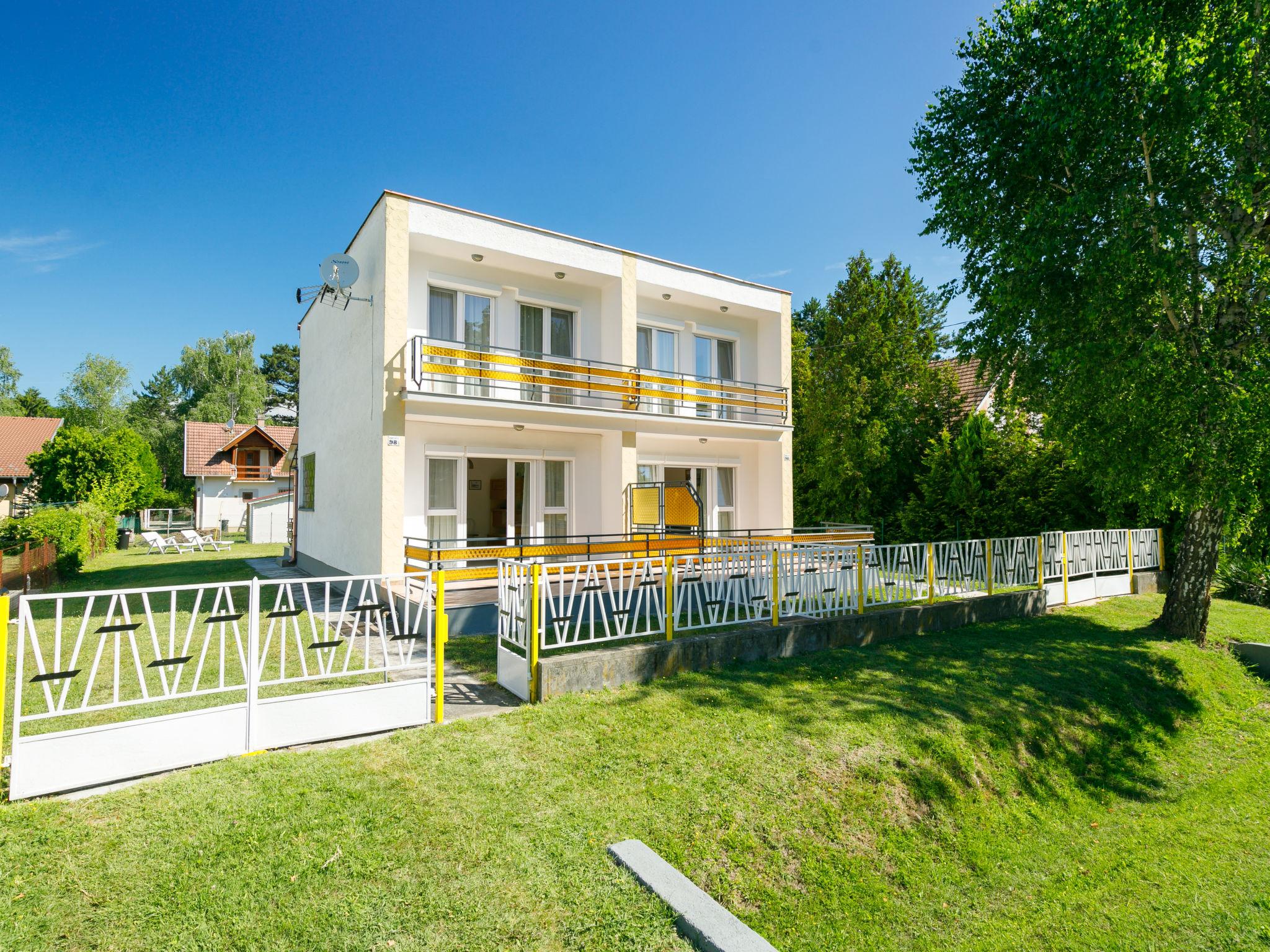 Foto 1 - Casa con 2 camere da letto a Siófok con giardino e vista sulle montagne