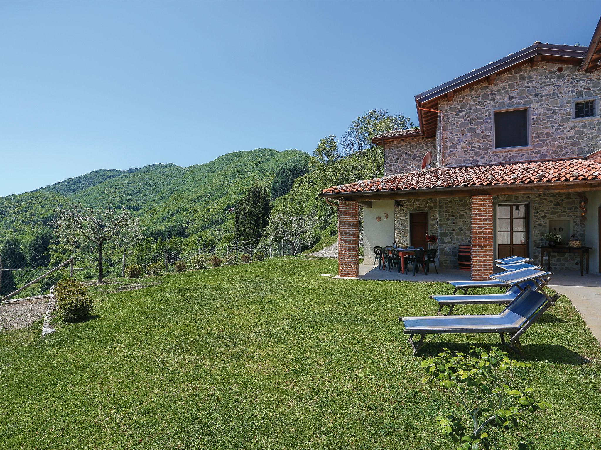 Foto 1 - Casa con 4 camere da letto a Molazzana con piscina e giardino