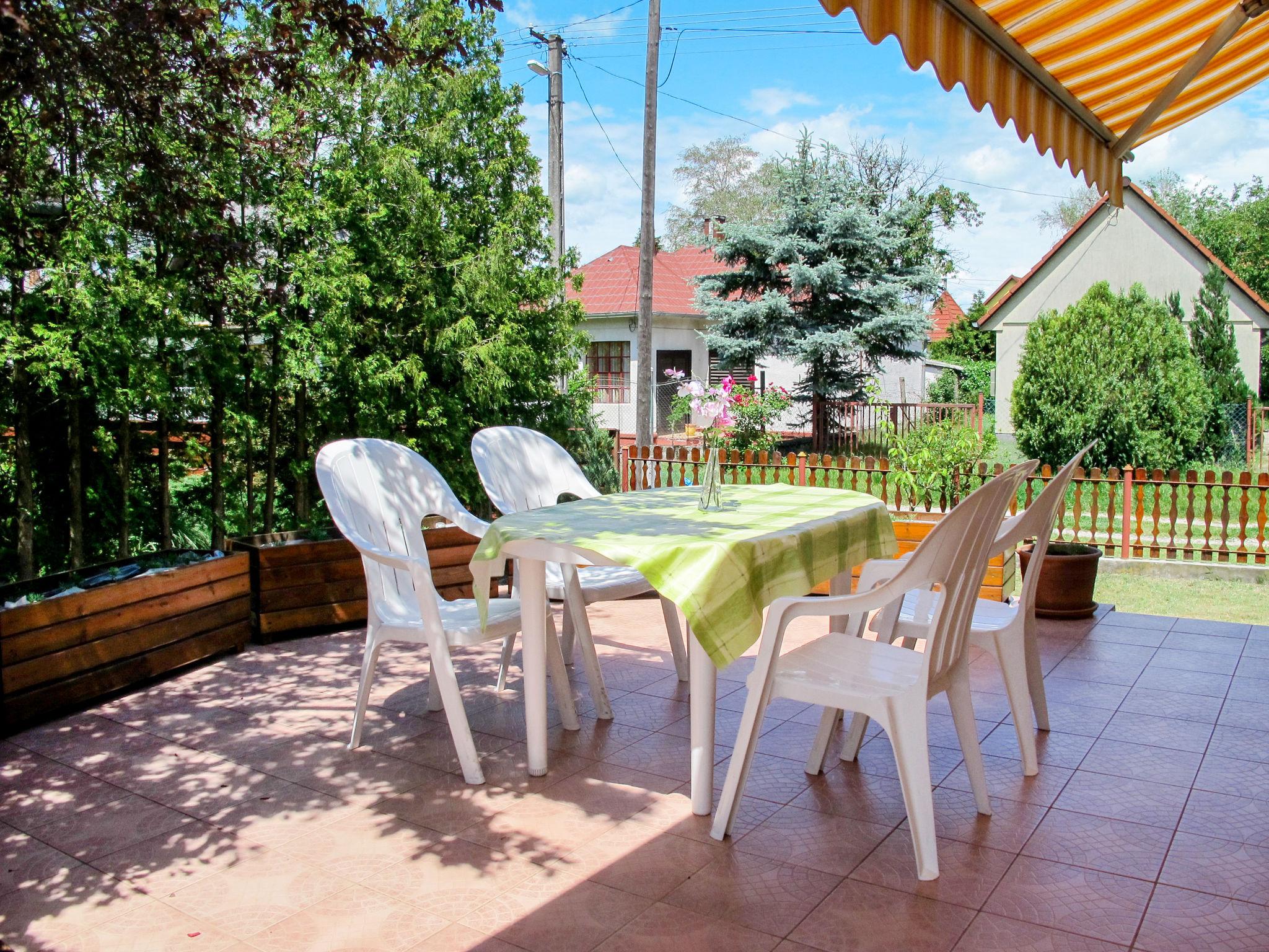 Photo 3 - Maison de 3 chambres à Balatonmáriafürdő avec jardin et terrasse