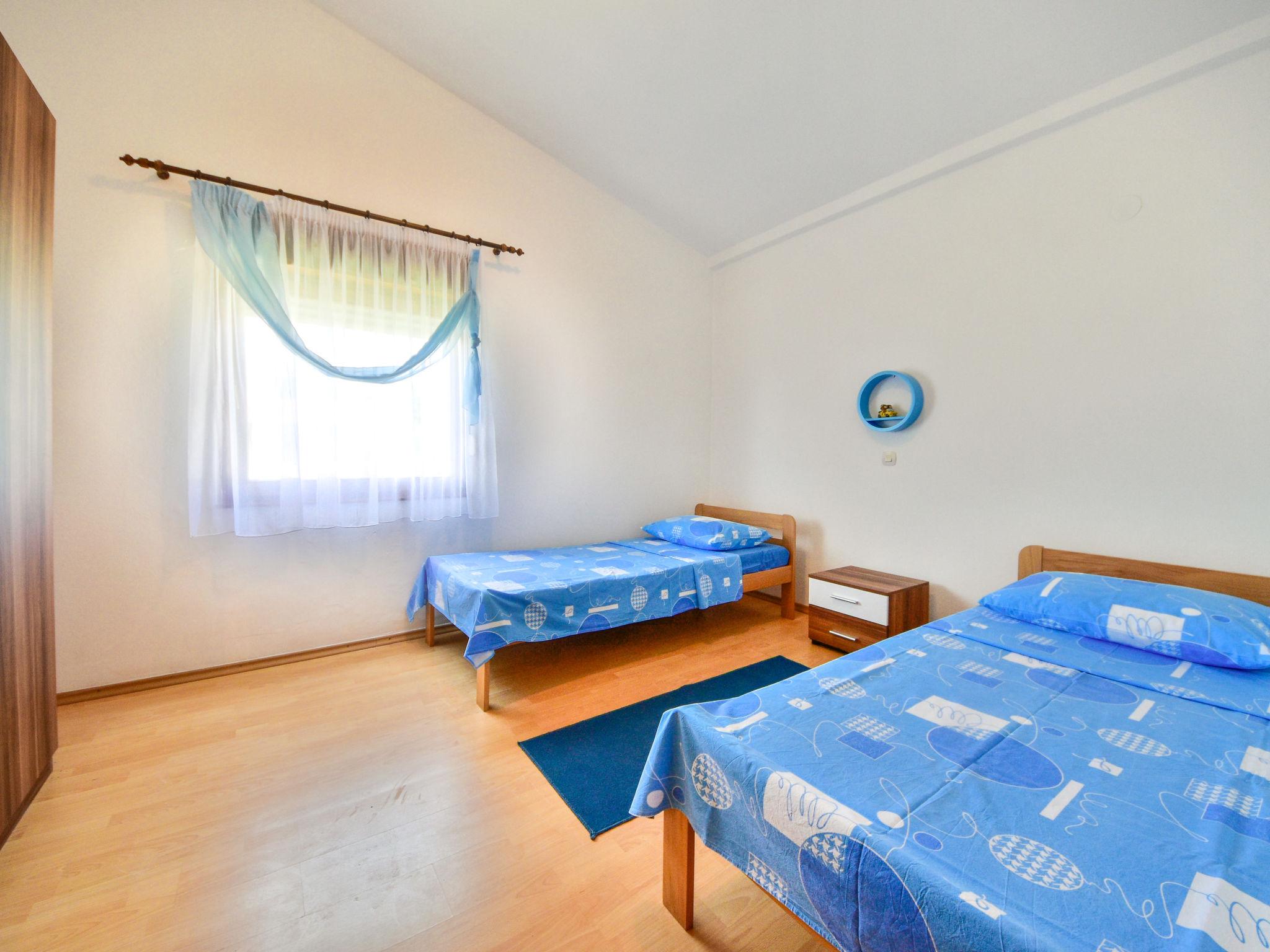 Foto 6 - Appartamento con 2 camere da letto a Rab con terrazza e vista mare