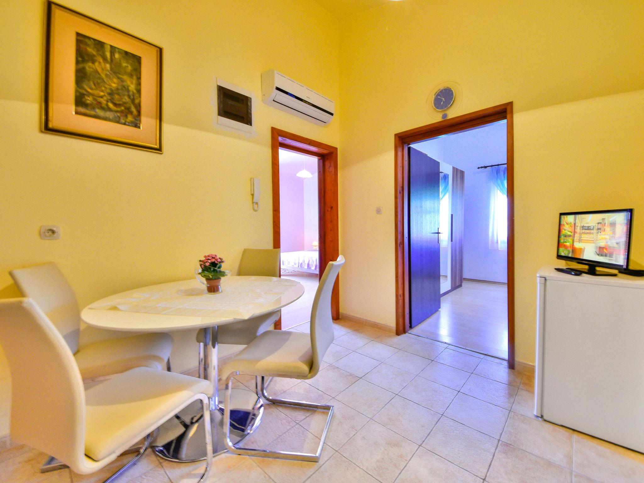 Foto 4 - Apartamento de 2 quartos em Rab com terraço