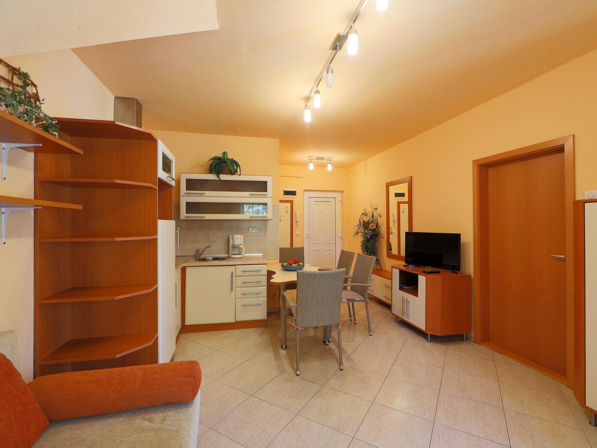 Foto 9 - Apartamento de 1 habitación en Balatonföldvár con jardín