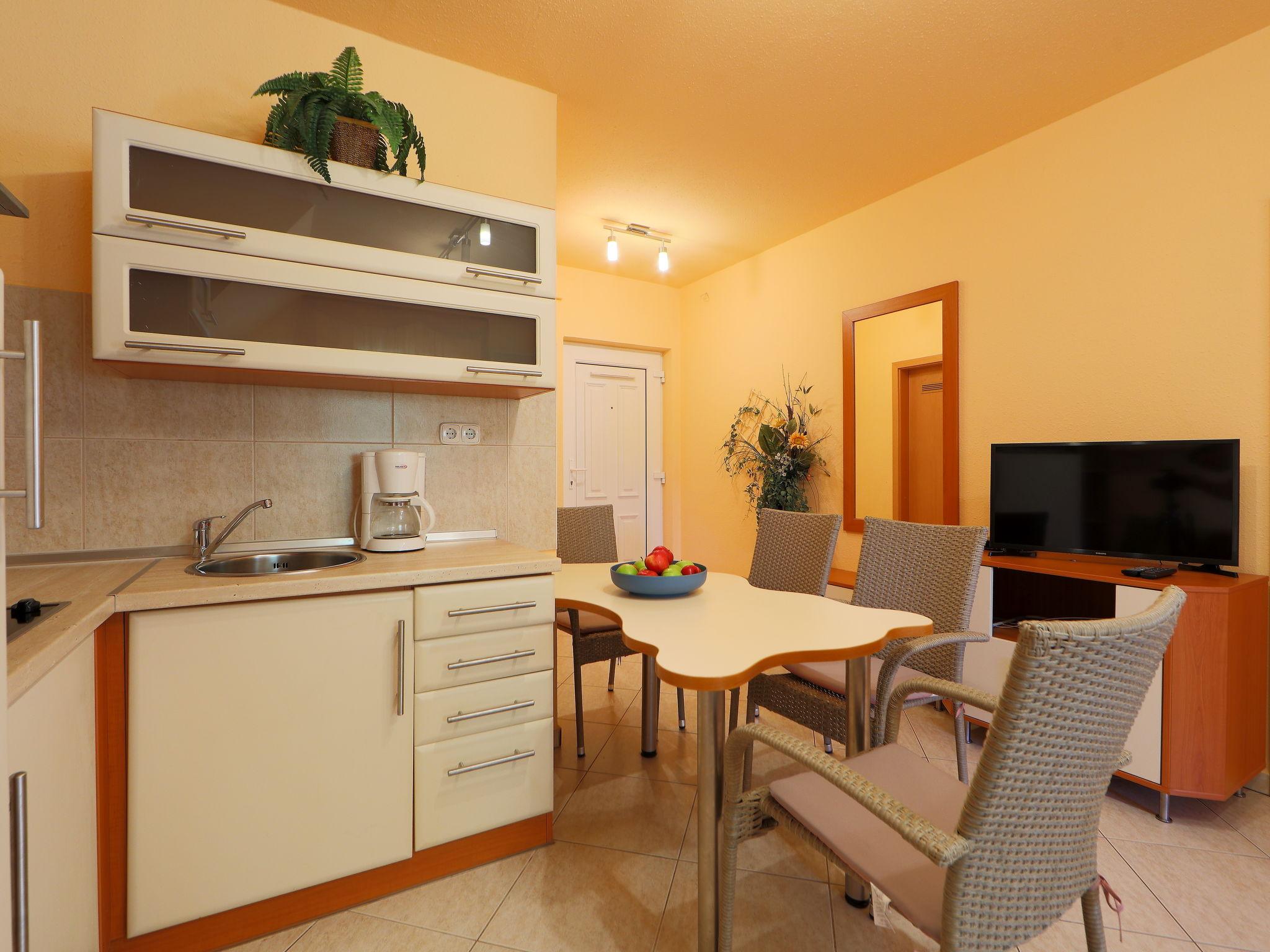 Foto 10 - Apartamento de 1 habitación en Balatonföldvár con jardín