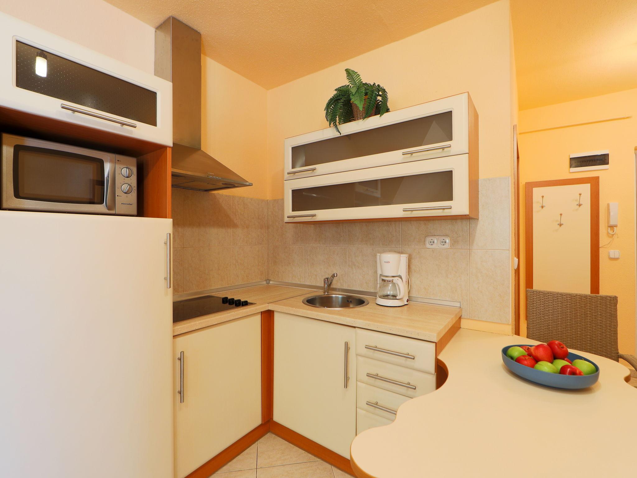 Foto 12 - Apartamento de 1 habitación en Balatonföldvár con jardín