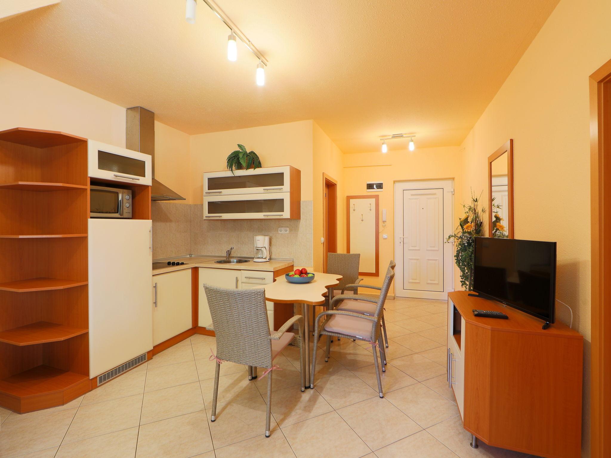 Foto 4 - Apartamento de 1 habitación en Balatonföldvár con jardín