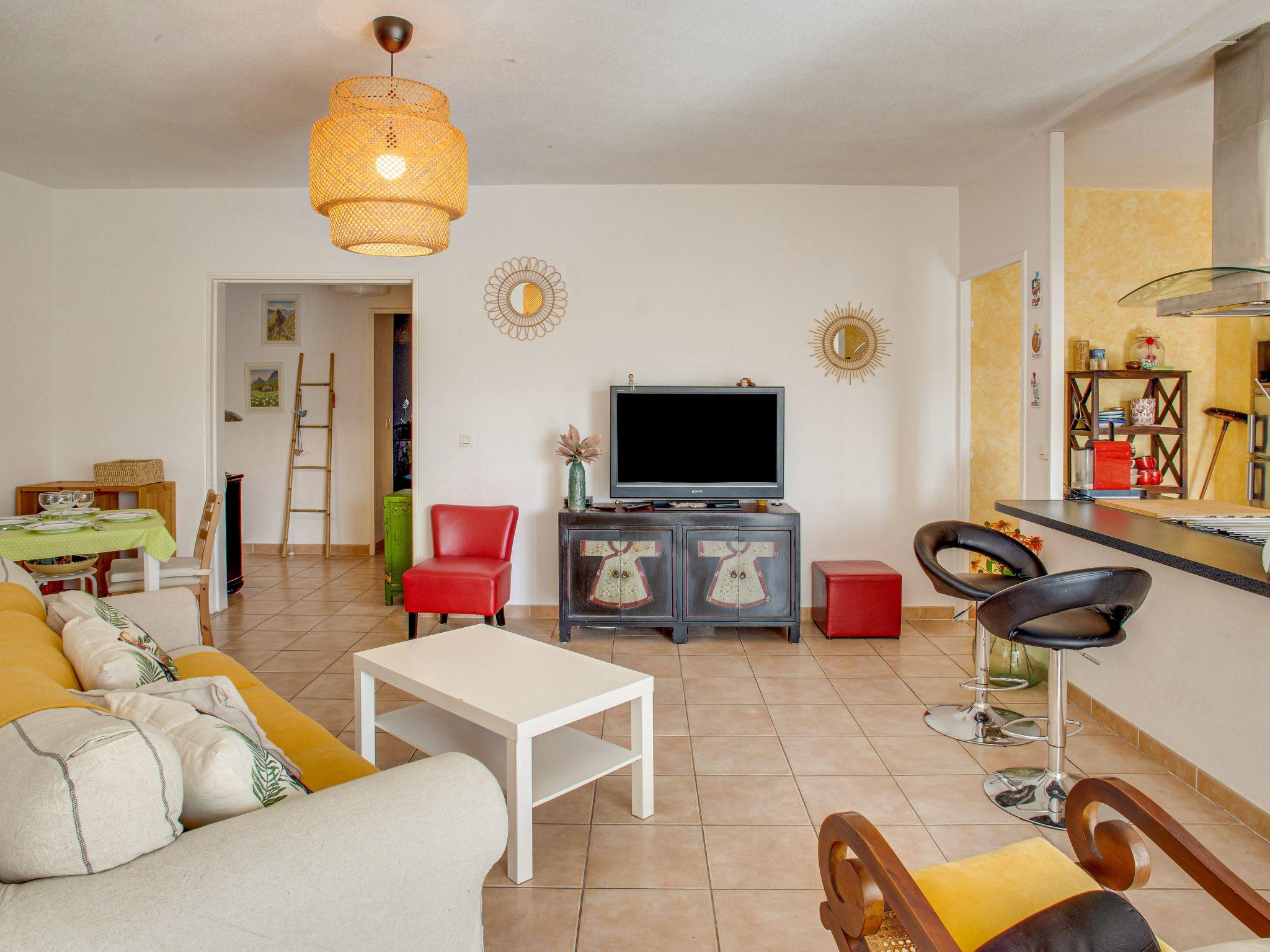 Photo 3 - 2 bedroom Apartment in Saint-Cyr-sur-Mer with garden and terrace