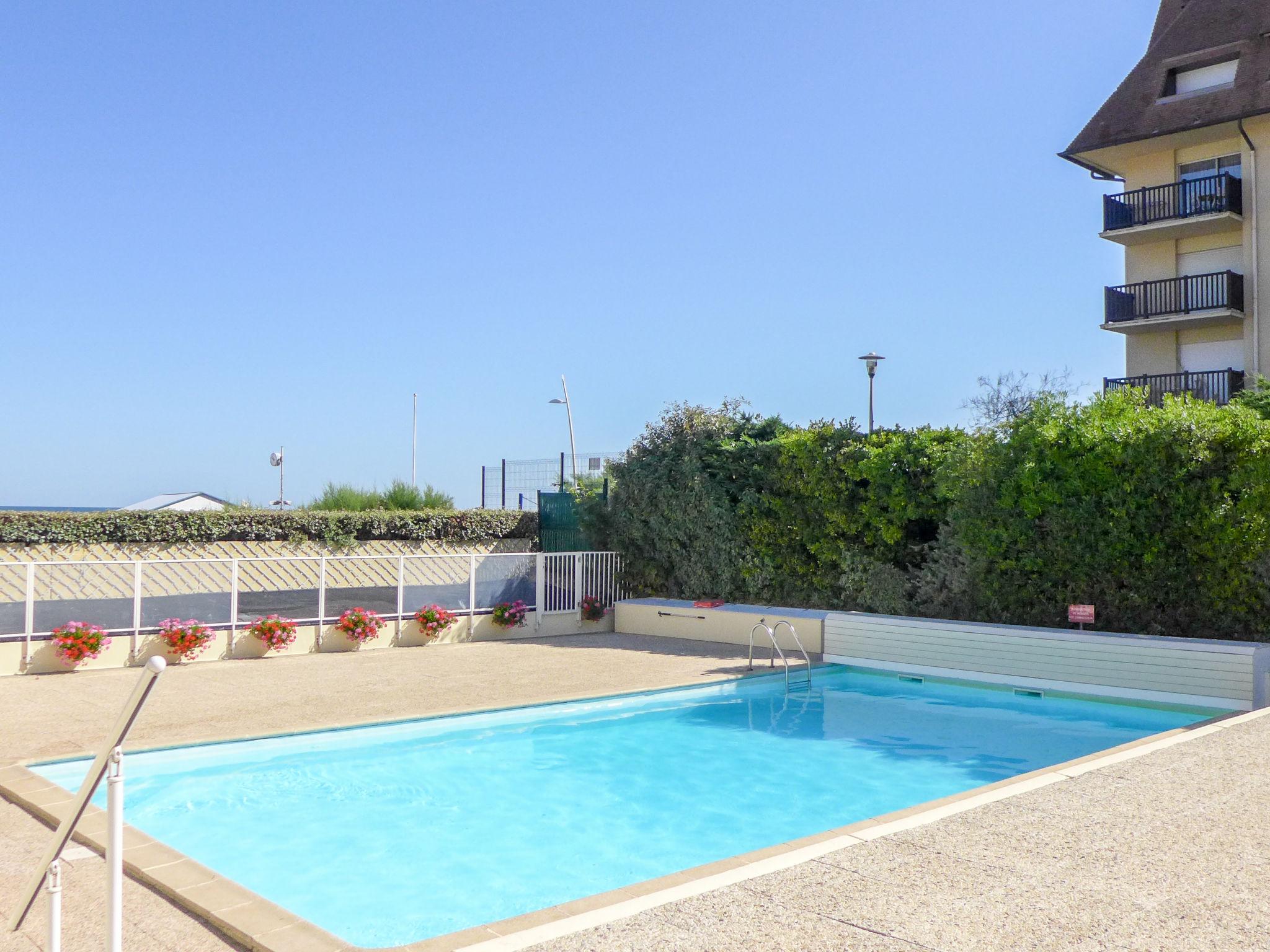 Foto 1 - Apartamento de 1 habitación en Cabourg con piscina y vistas al mar