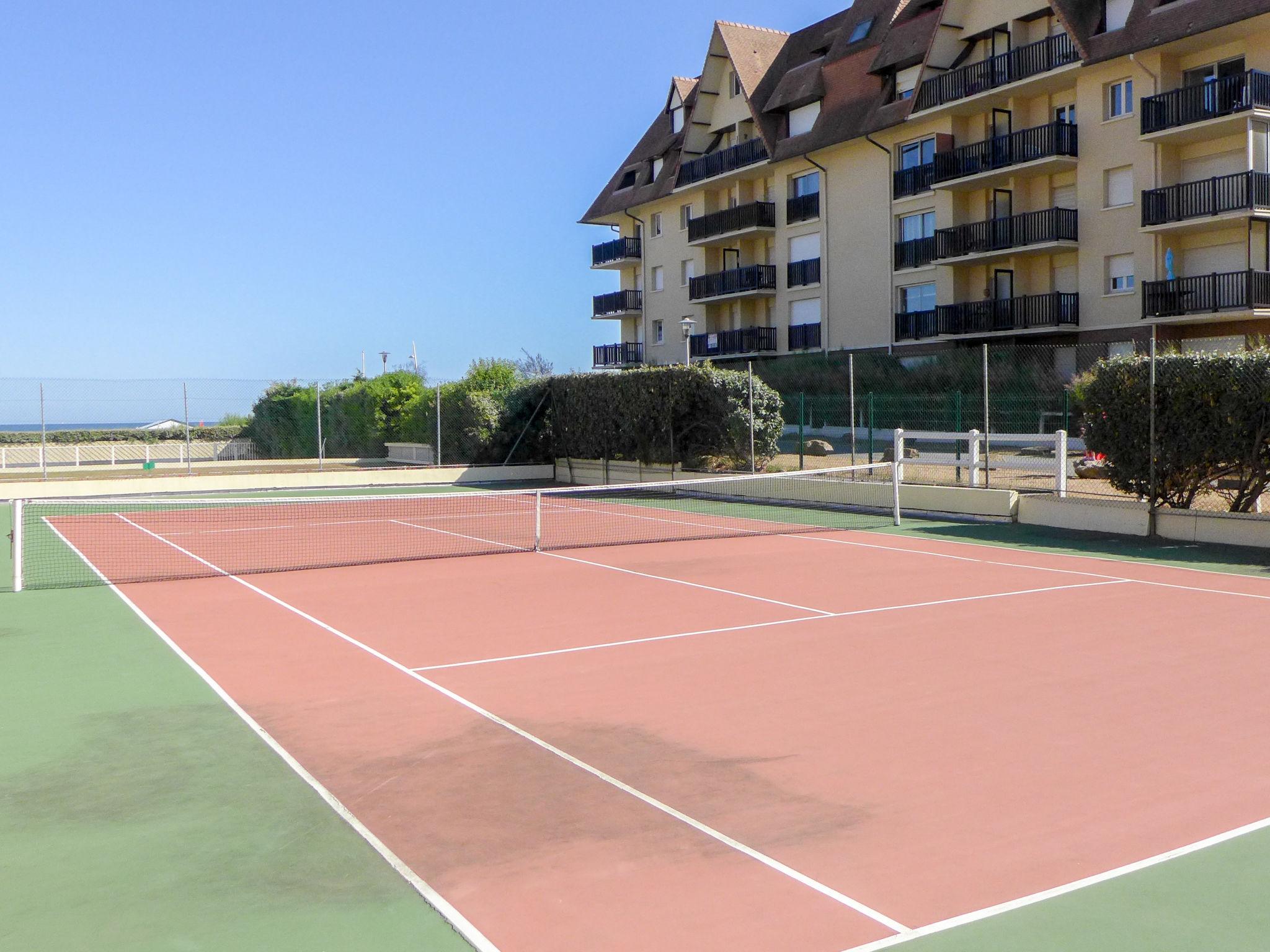 Foto 30 - Apartment mit 1 Schlafzimmer in Cabourg mit schwimmbad und blick aufs meer