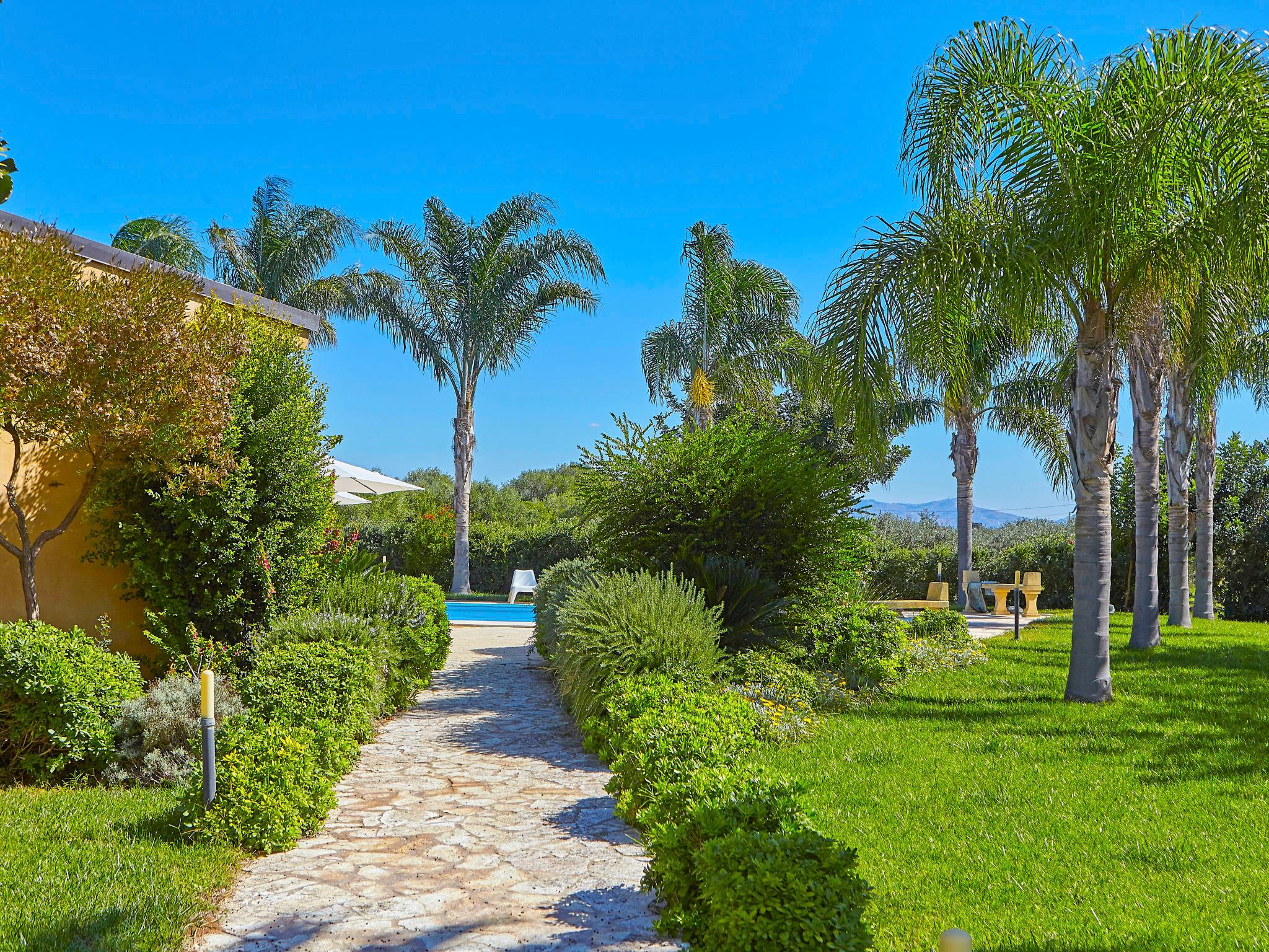 Photo 28 - Maison de 4 chambres à Castelvetrano avec piscine privée et jardin