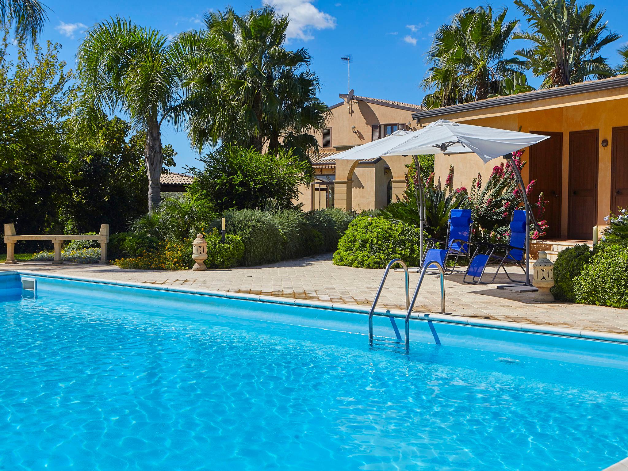 Foto 25 - Casa de 4 quartos em Castelvetrano com piscina privada e jardim