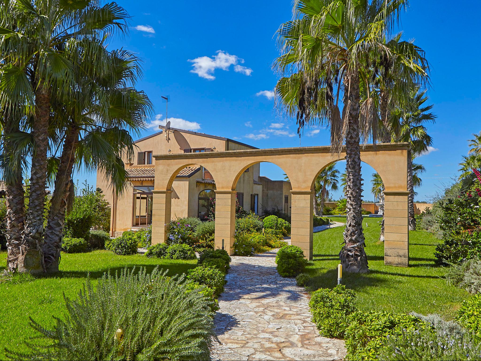 Foto 30 - Casa de 4 quartos em Castelvetrano com piscina privada e jardim